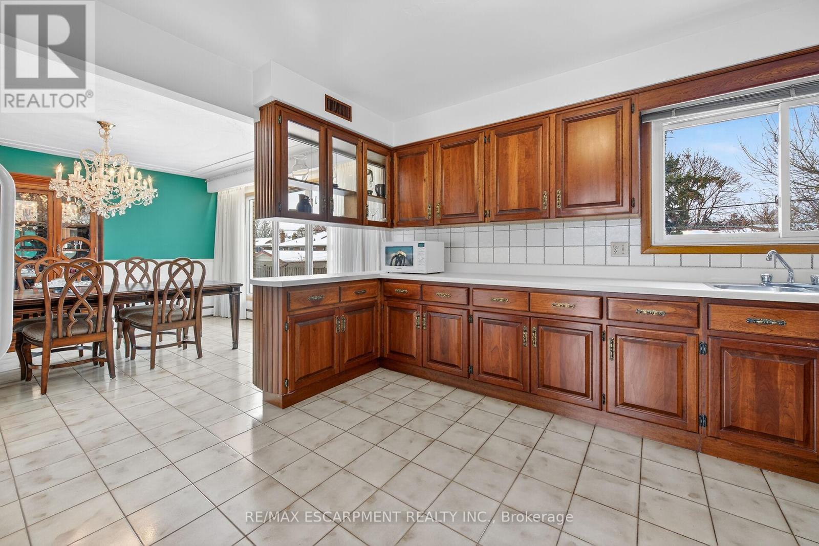 16 Southill Drive, Hamilton, ON - Indoor Photo Showing Kitchen