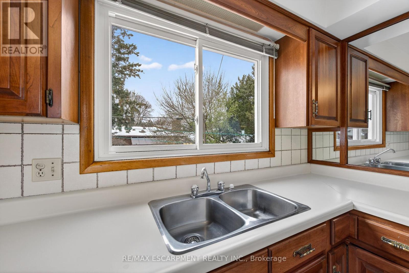 16 Southill Drive, Hamilton, ON - Indoor Photo Showing Kitchen With Double Sink