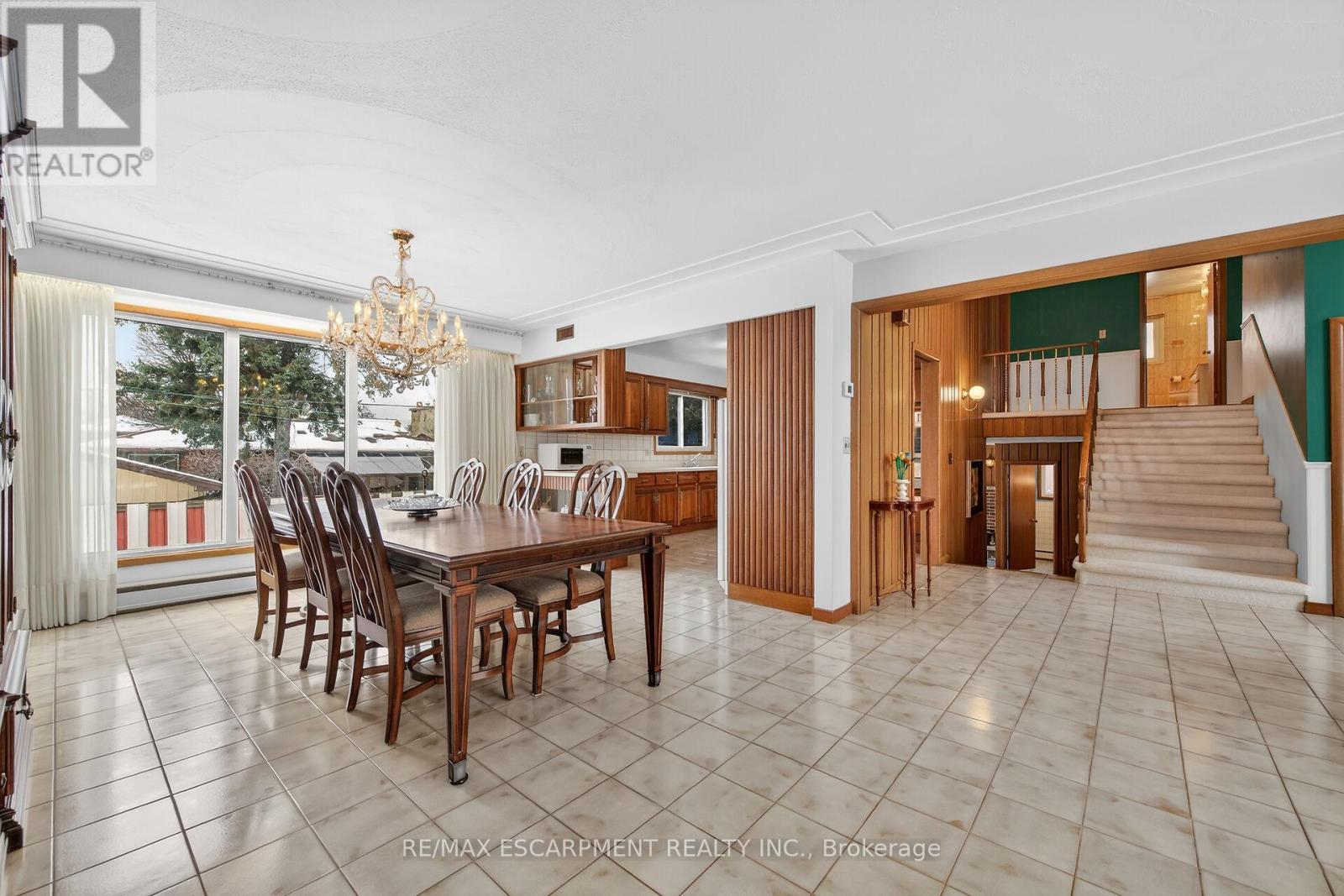 16 Southill Drive, Hamilton, ON - Indoor Photo Showing Dining Room