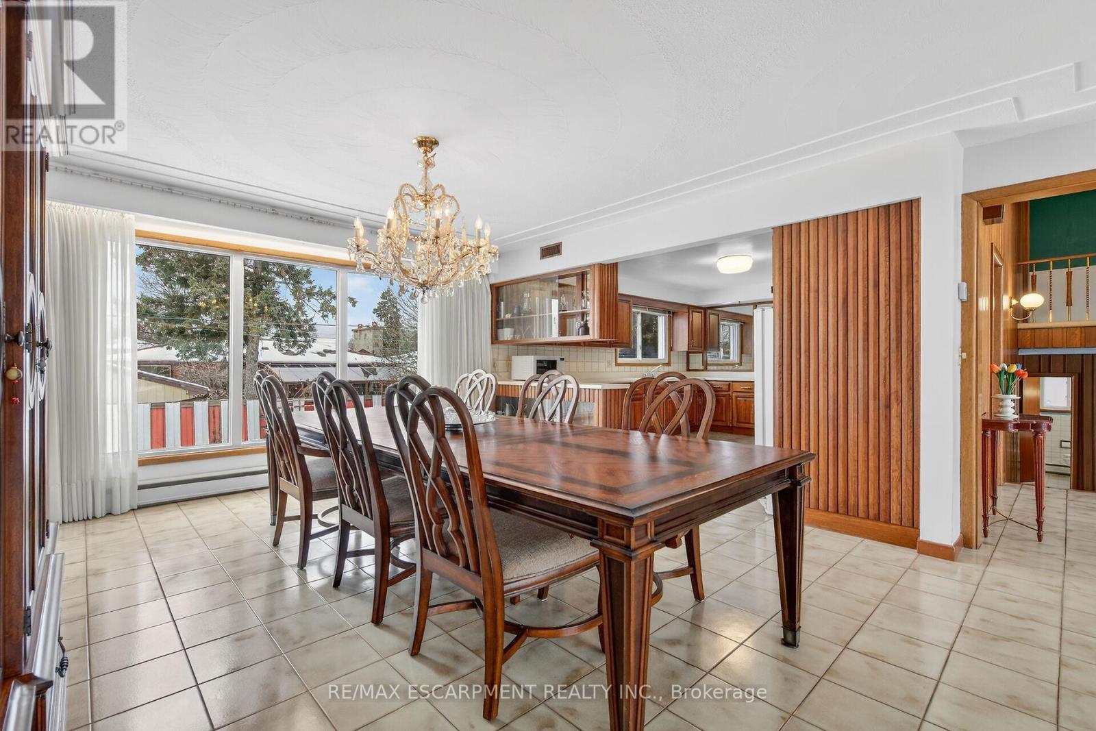 16 Southill Drive, Hamilton, ON - Indoor Photo Showing Dining Room