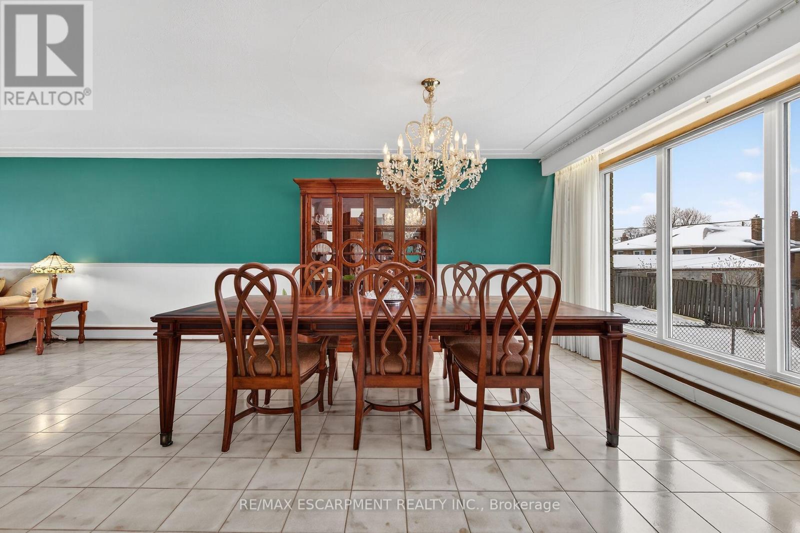 16 Southill Drive, Hamilton, ON - Indoor Photo Showing Dining Room