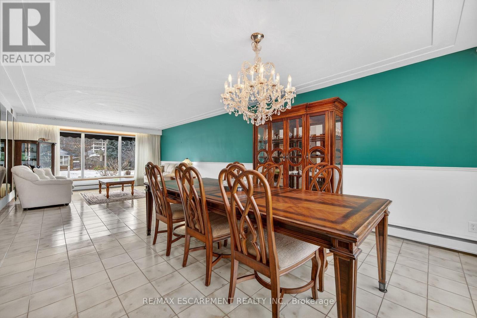 16 Southill Drive, Hamilton, ON - Indoor Photo Showing Dining Room