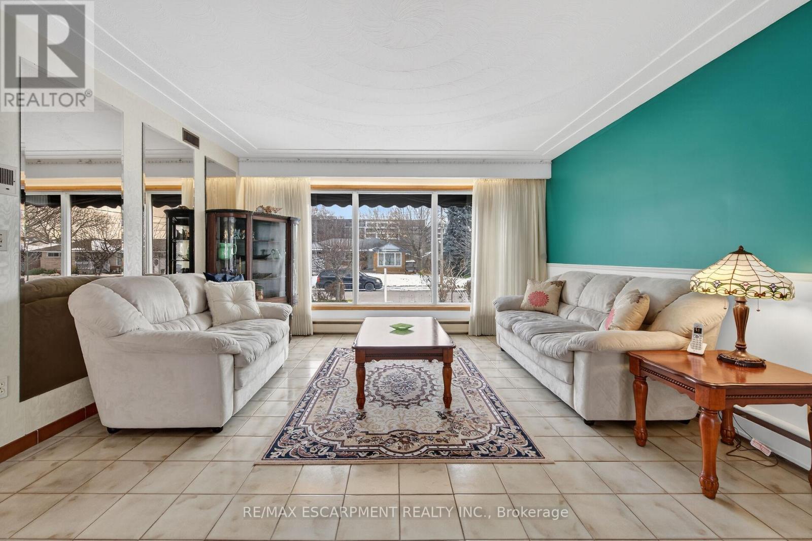 16 Southill Drive, Hamilton, ON - Indoor Photo Showing Living Room