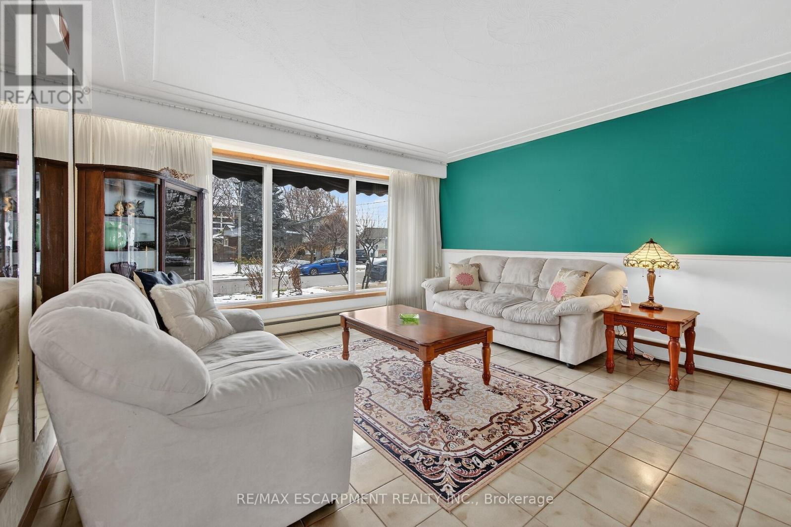 16 Southill Drive, Hamilton, ON - Indoor Photo Showing Living Room