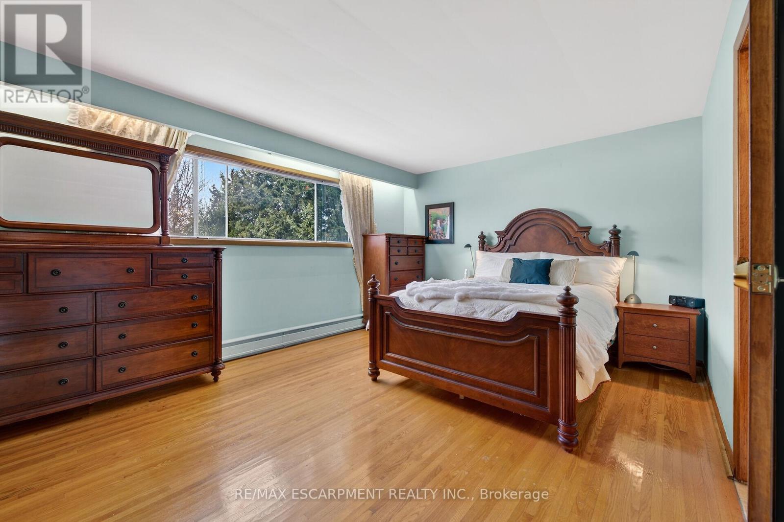 16 Southill Drive, Hamilton, ON - Indoor Photo Showing Bedroom