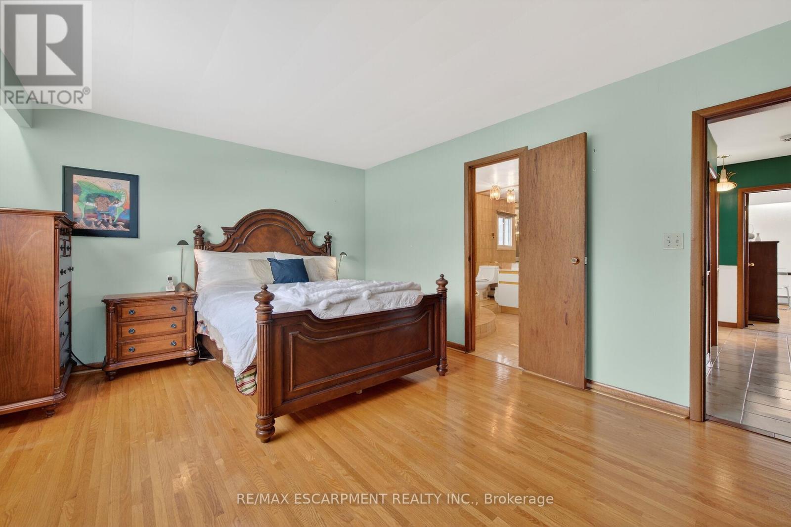 16 Southill Drive, Hamilton, ON - Indoor Photo Showing Bedroom