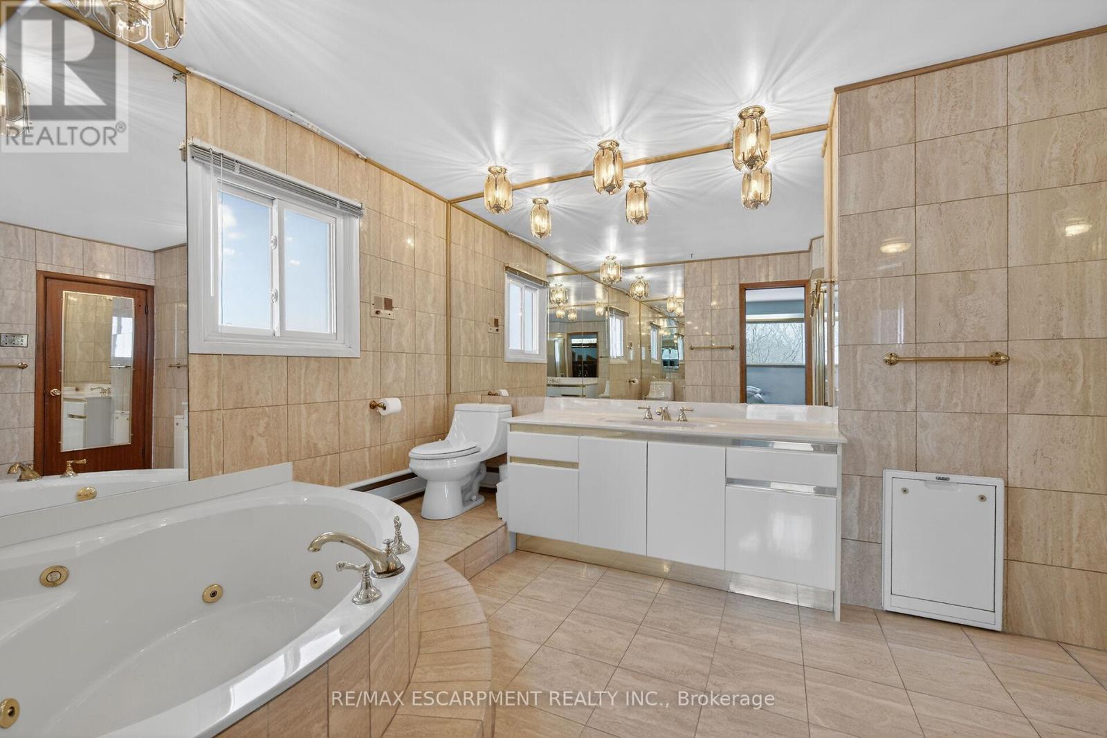 16 Southill Drive, Hamilton, ON - Indoor Photo Showing Bathroom