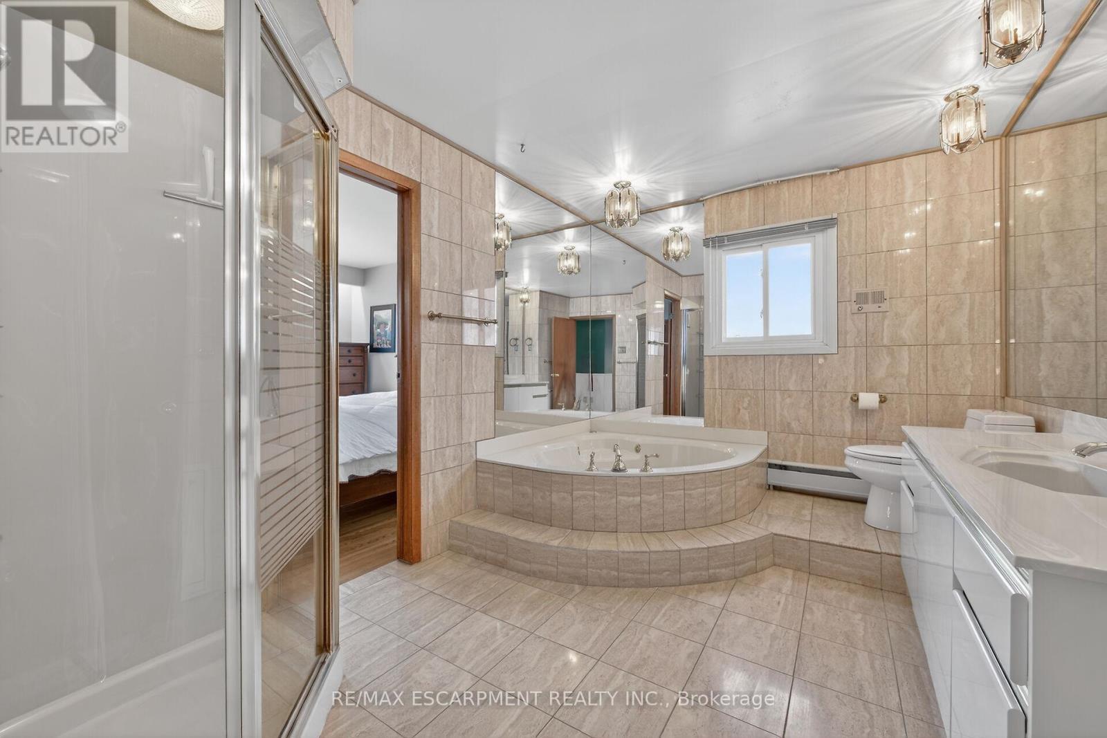 16 Southill Drive, Hamilton, ON - Indoor Photo Showing Bathroom
