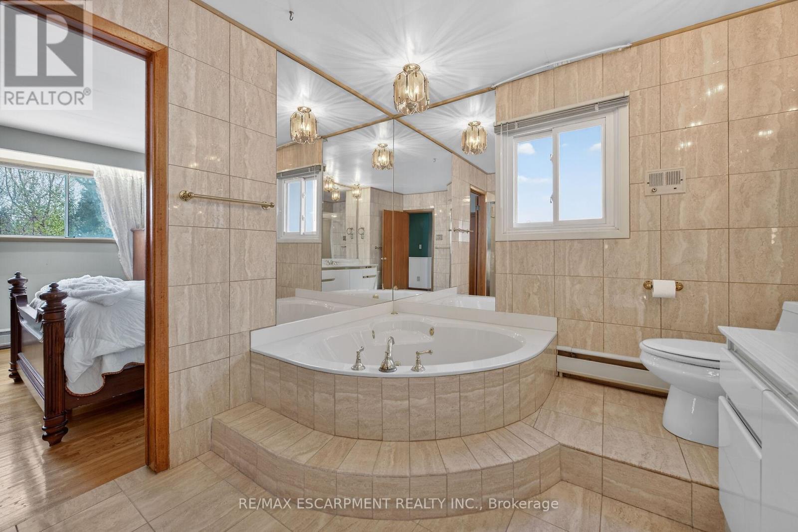 16 Southill Drive, Hamilton, ON - Indoor Photo Showing Bathroom