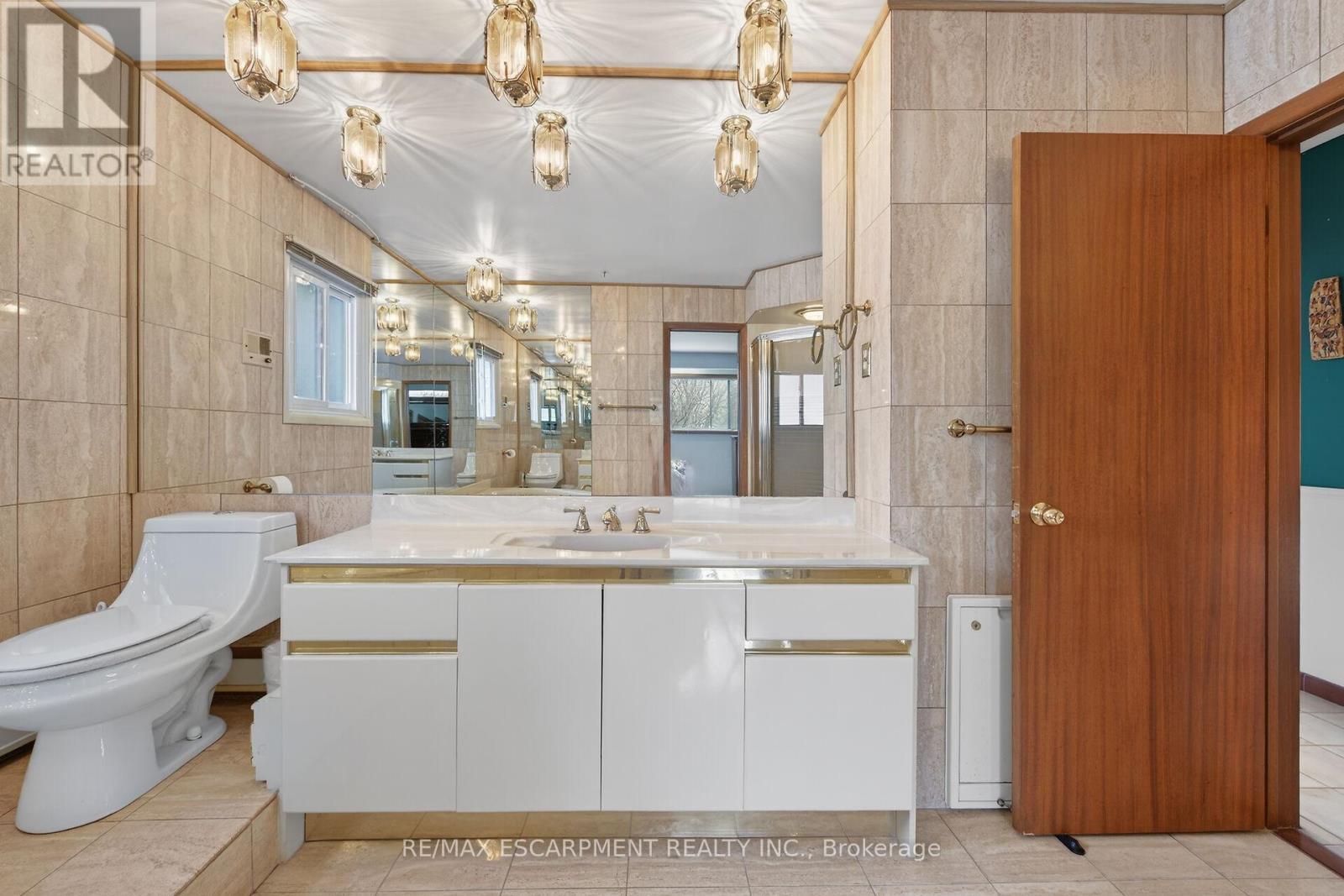 16 Southill Drive, Hamilton, ON - Indoor Photo Showing Bathroom