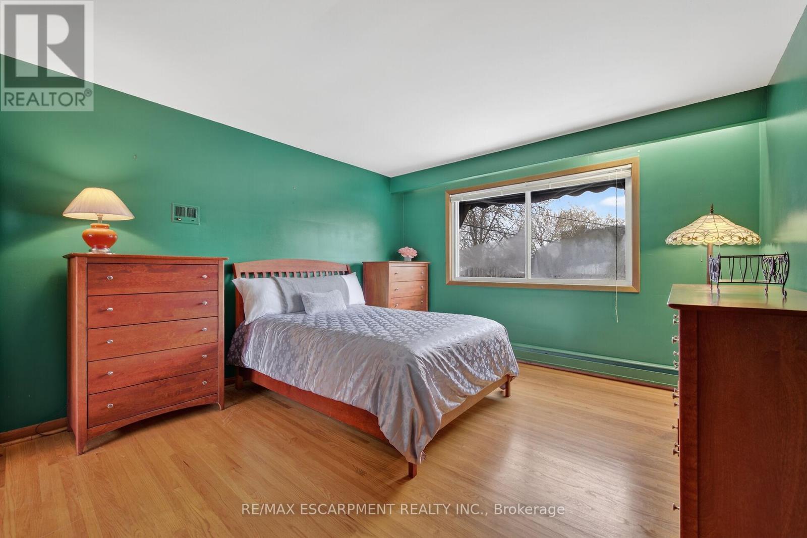 16 Southill Drive, Hamilton, ON - Indoor Photo Showing Bedroom
