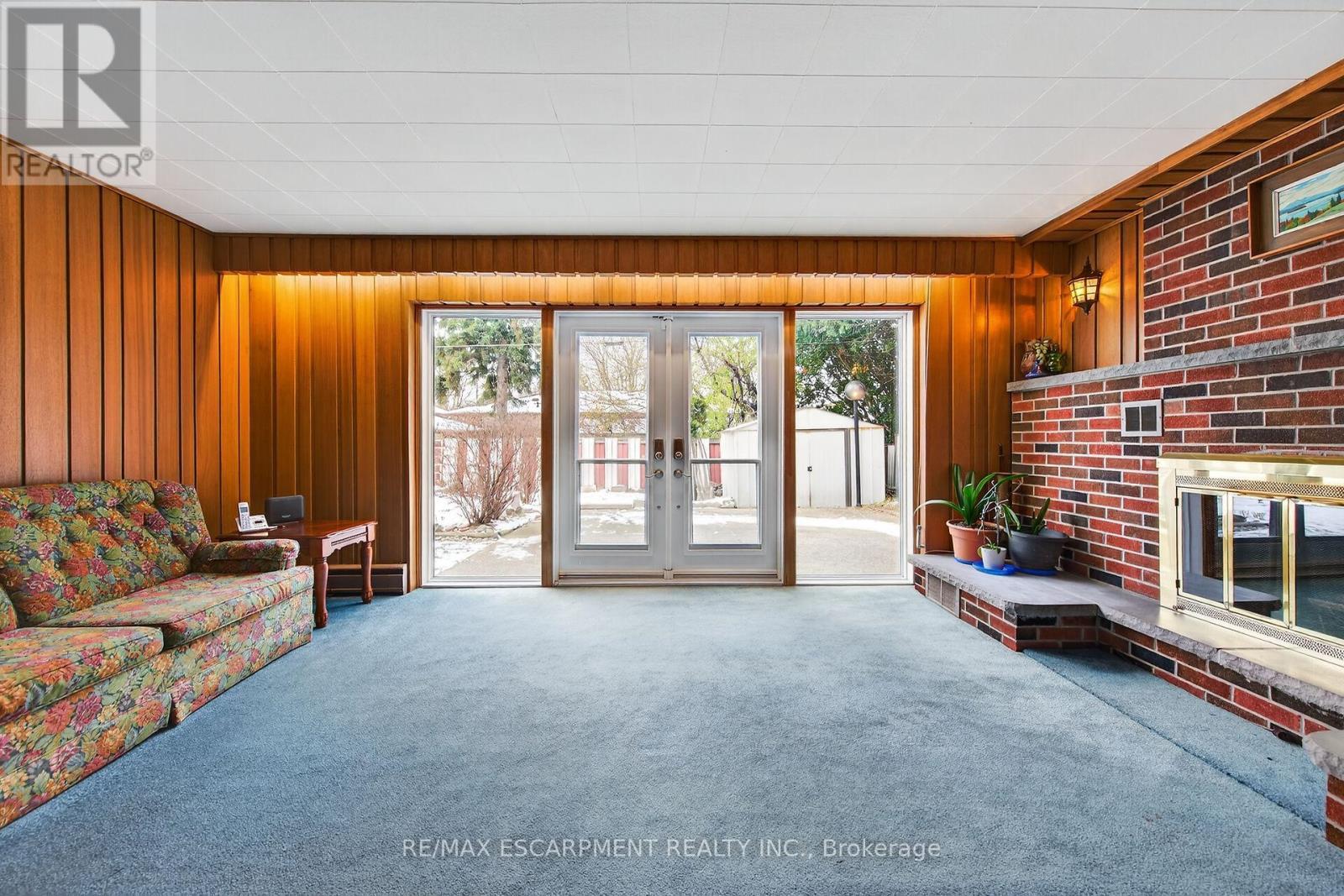 16 Southill Drive, Hamilton, ON - Indoor Photo Showing Living Room With Fireplace