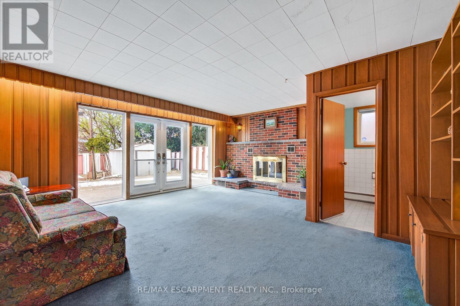 16 Southill Drive, Hamilton, ON - Indoor With Fireplace