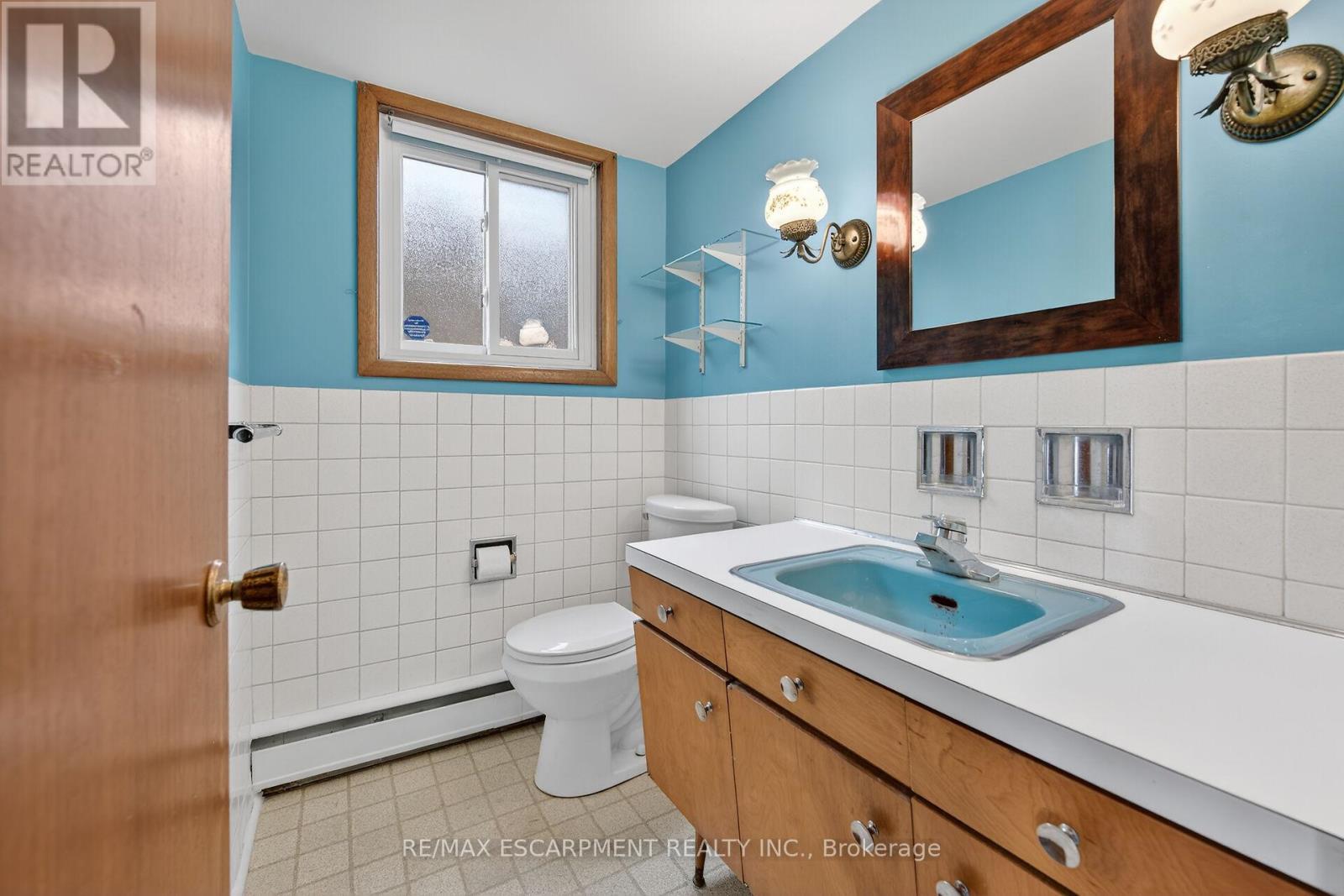 16 Southill Drive, Hamilton, ON - Indoor Photo Showing Bathroom