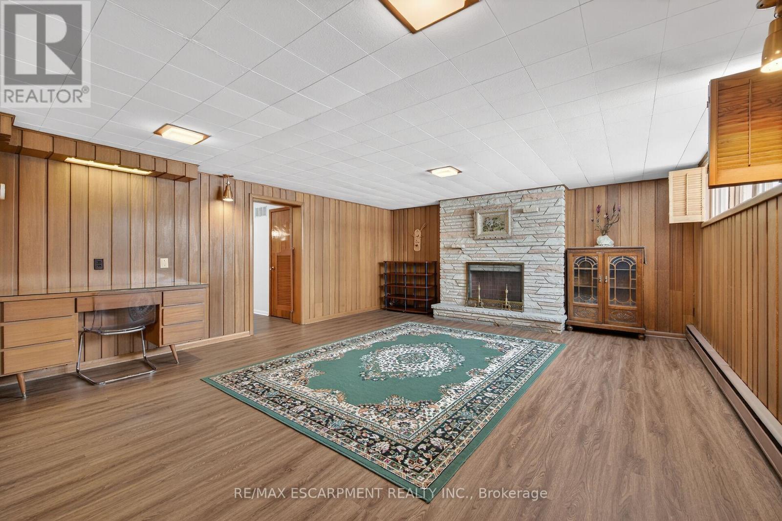 16 Southill Drive, Hamilton, ON - Indoor With Fireplace