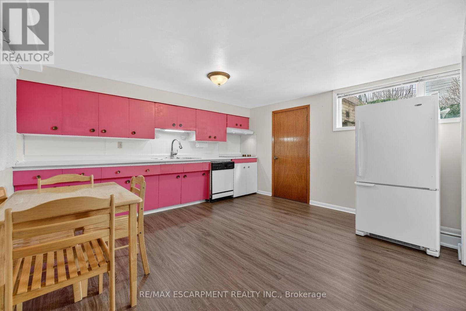 16 Southill Drive, Hamilton, ON - Indoor Photo Showing Kitchen