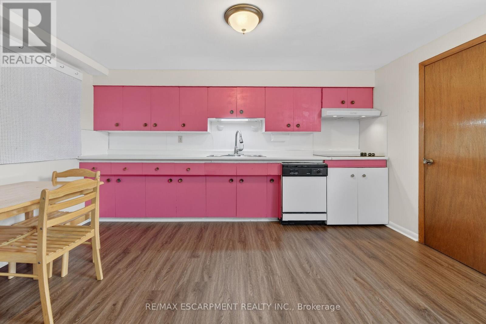 16 Southill Drive, Hamilton, ON - Indoor Photo Showing Kitchen
