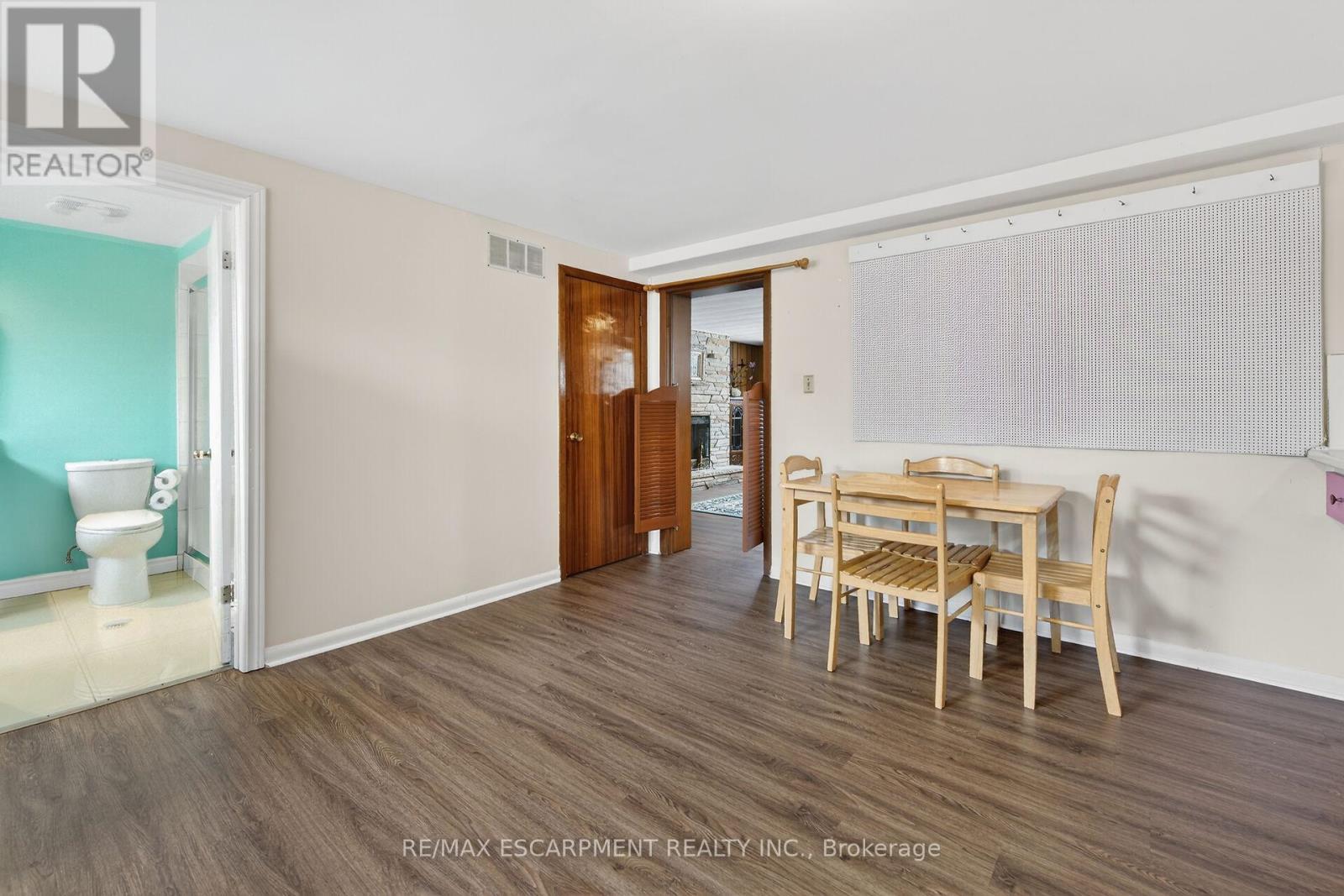 16 Southill Drive, Hamilton, ON - Indoor Photo Showing Dining Room