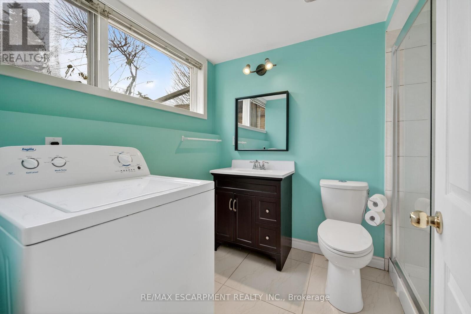 16 Southill Drive, Hamilton, ON - Indoor Photo Showing Bathroom