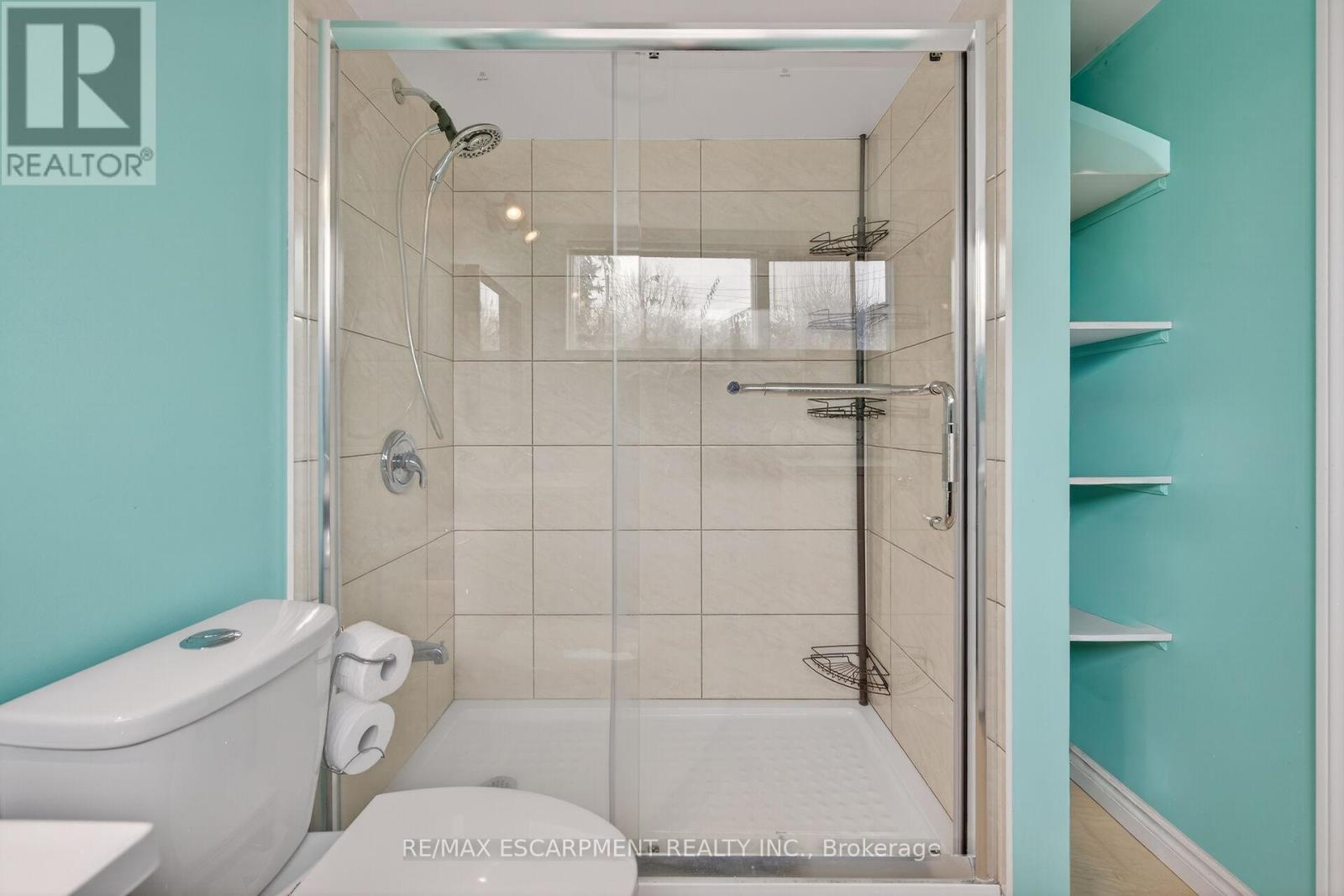 16 Southill Drive, Hamilton, ON - Indoor Photo Showing Bathroom