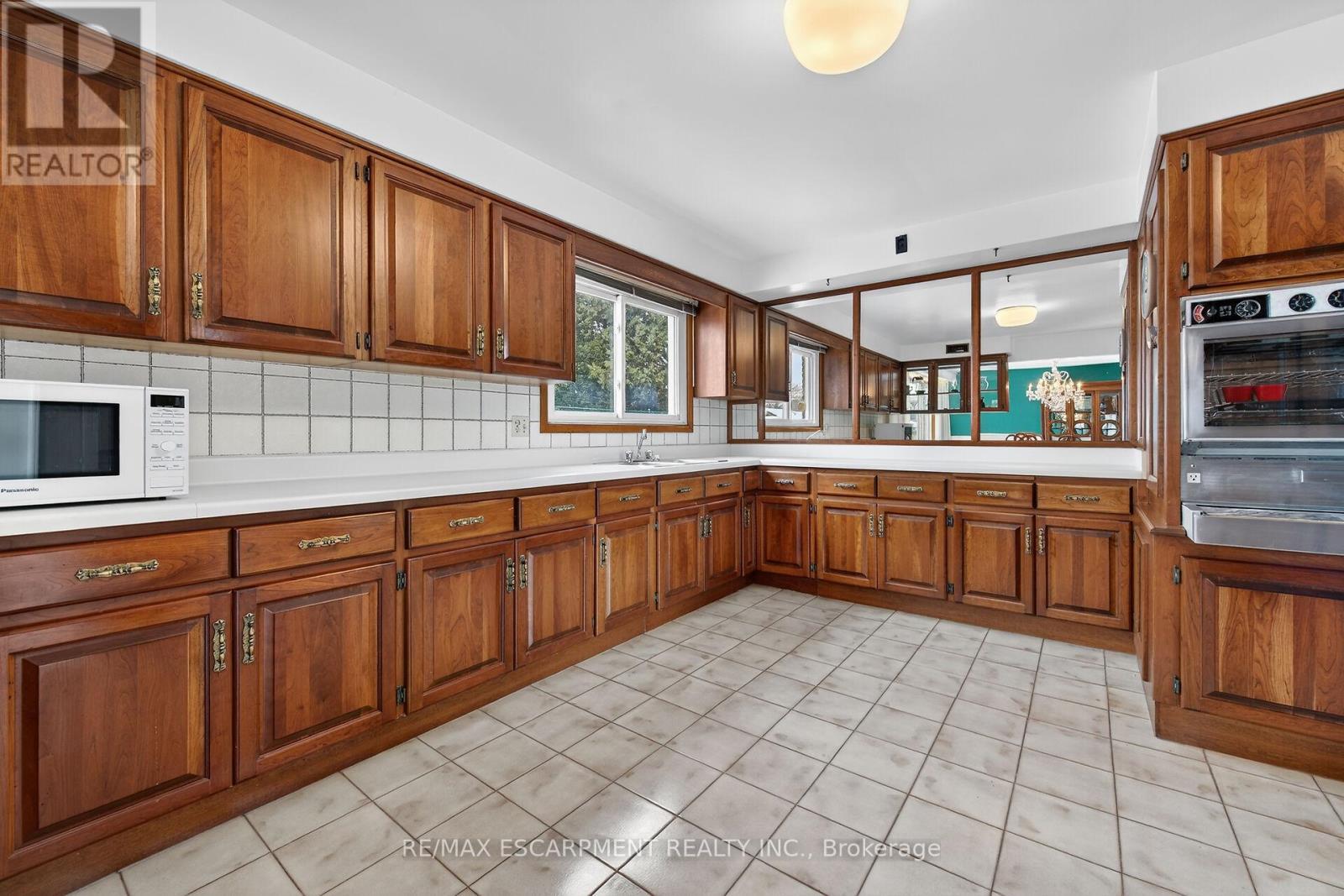 16 Southill Drive, Hamilton, ON - Indoor Photo Showing Kitchen