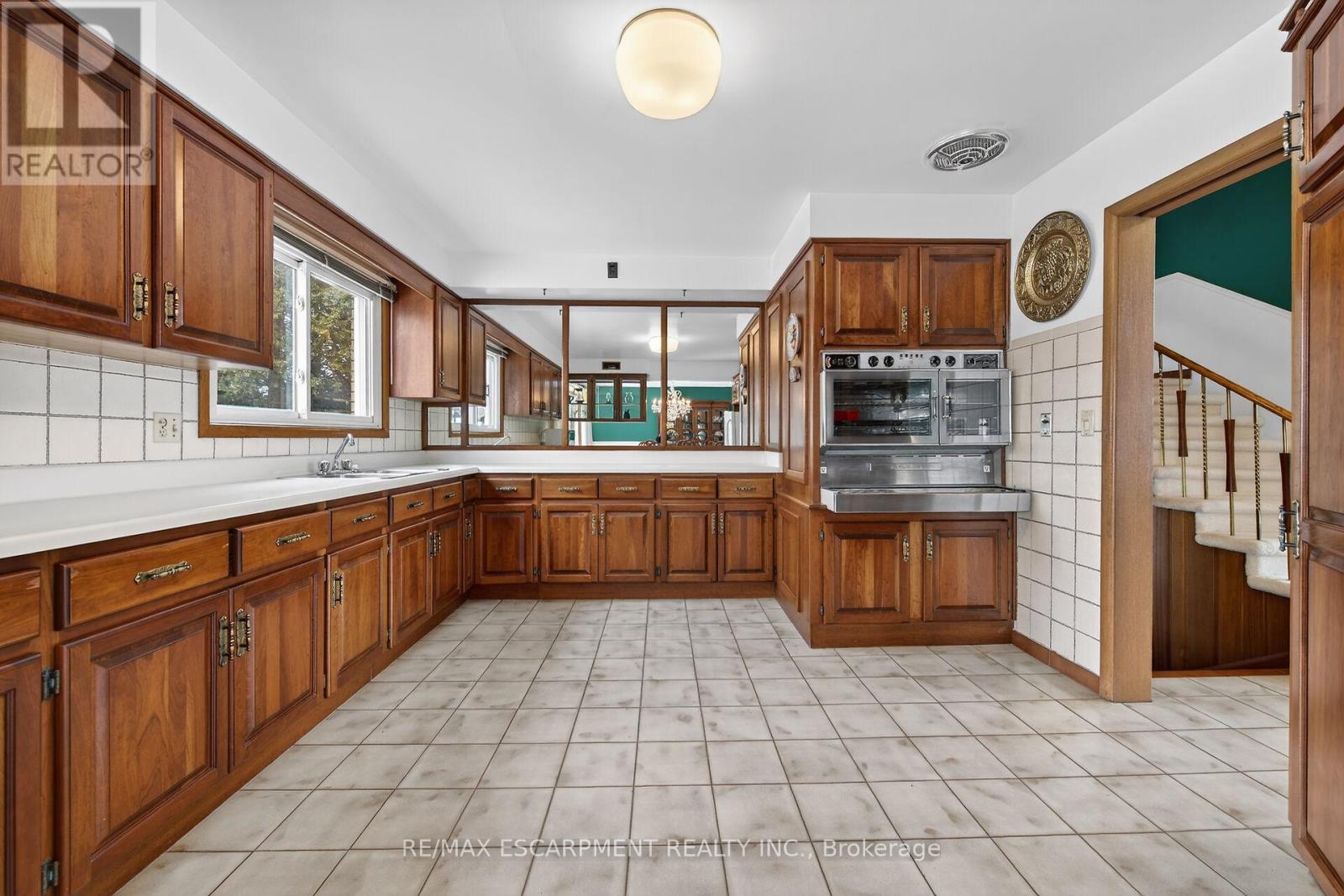 16 Southill Drive, Hamilton, ON - Indoor Photo Showing Kitchen