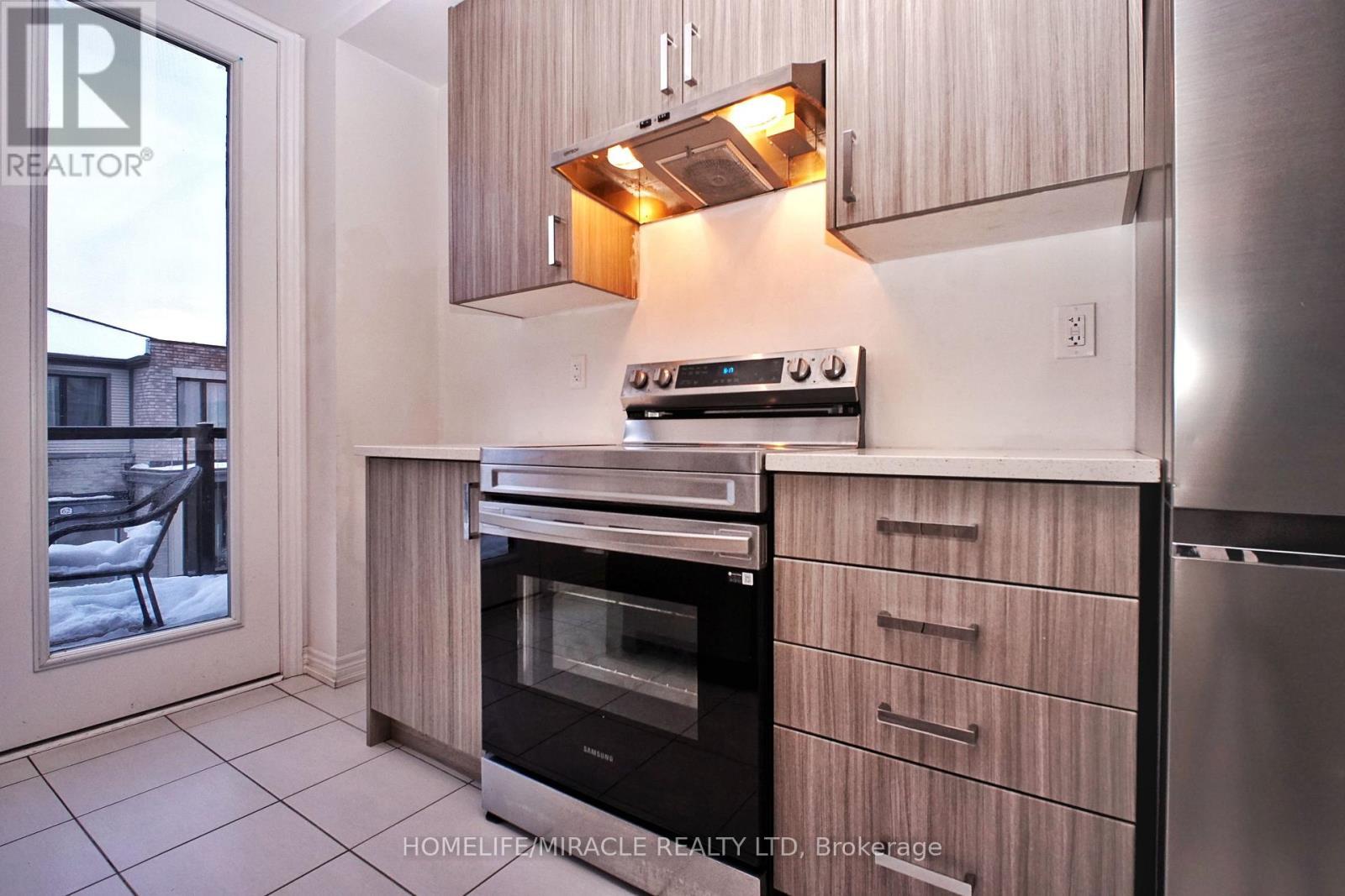 59 Sorbara Way, Whitby, ON - Indoor Photo Showing Kitchen