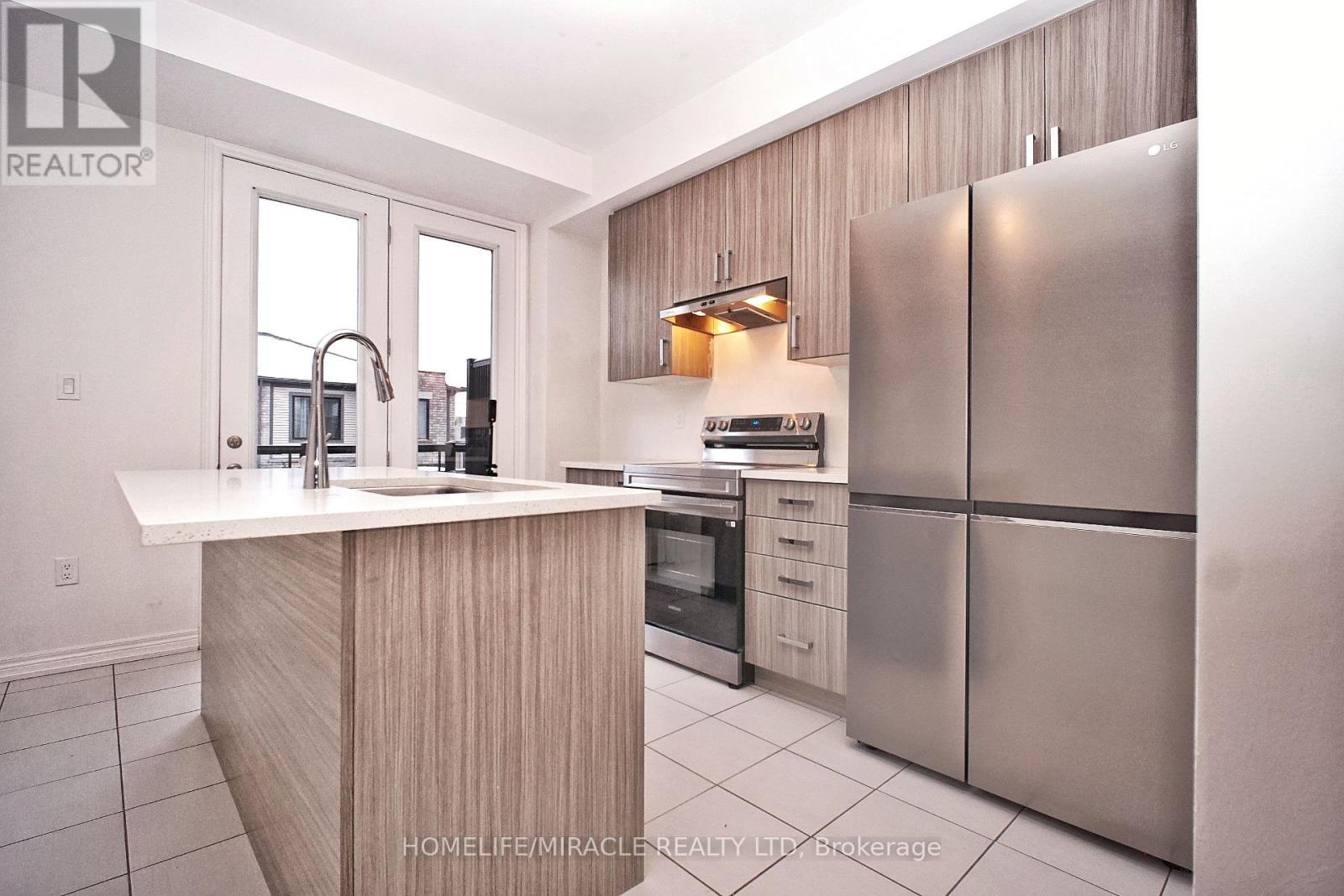 59 Sorbara Way, Whitby, ON - Indoor Photo Showing Kitchen With Upgraded Kitchen