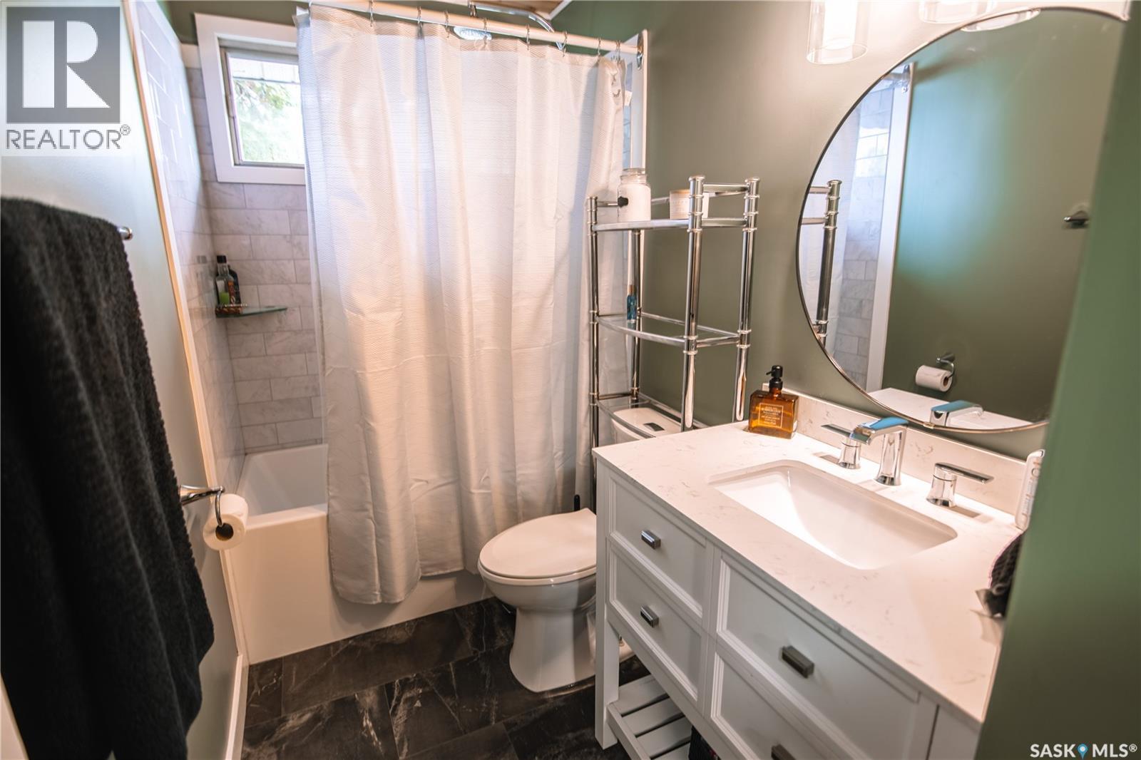 132 Nagel Crescent, Regina, SK - Indoor Photo Showing Bathroom