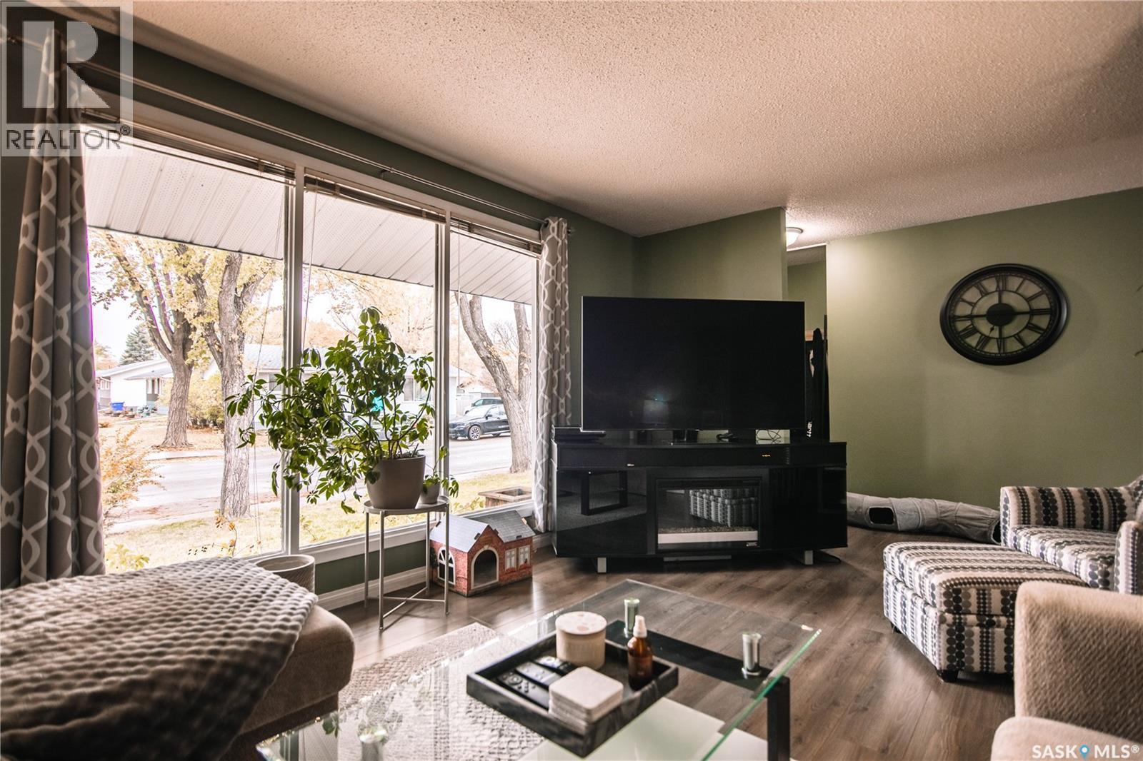 132 Nagel Crescent, Regina, SK - Indoor Photo Showing Living Room