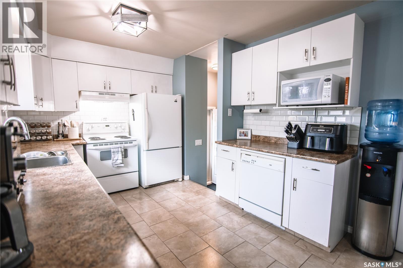 132 Nagel Crescent, Regina, SK - Indoor Photo Showing Kitchen