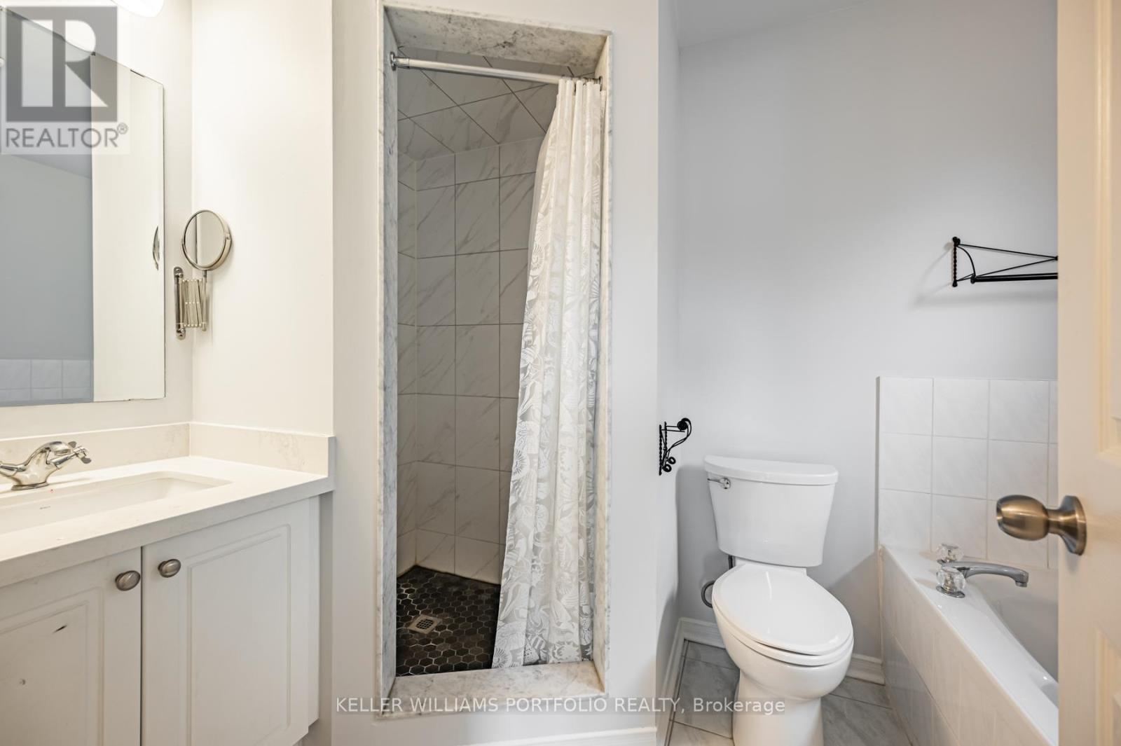 7160 Waldorf Way, Mississauga, ON - Indoor Photo Showing Bathroom