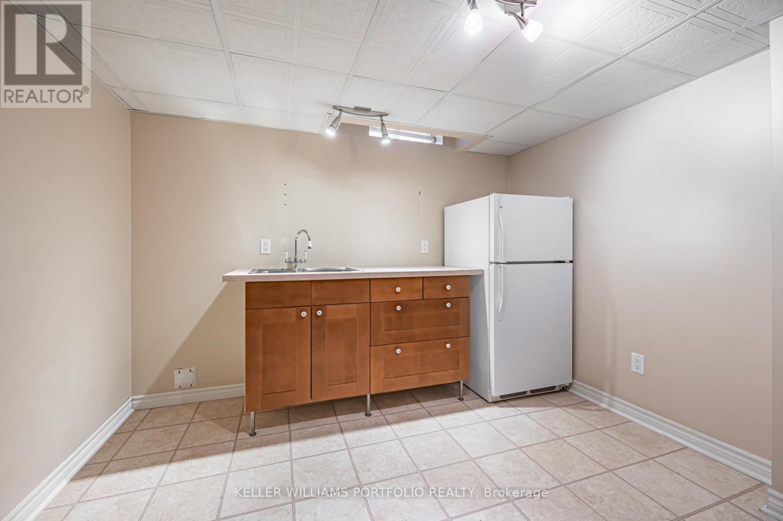 7160 Waldorf Way, Mississauga, ON - Indoor Photo Showing Kitchen