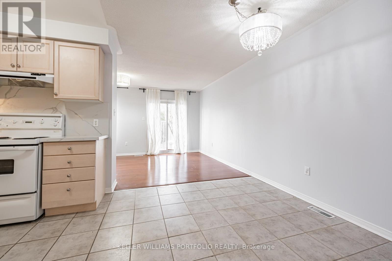 7160 Waldorf Way, Mississauga, ON - Indoor Photo Showing Kitchen
