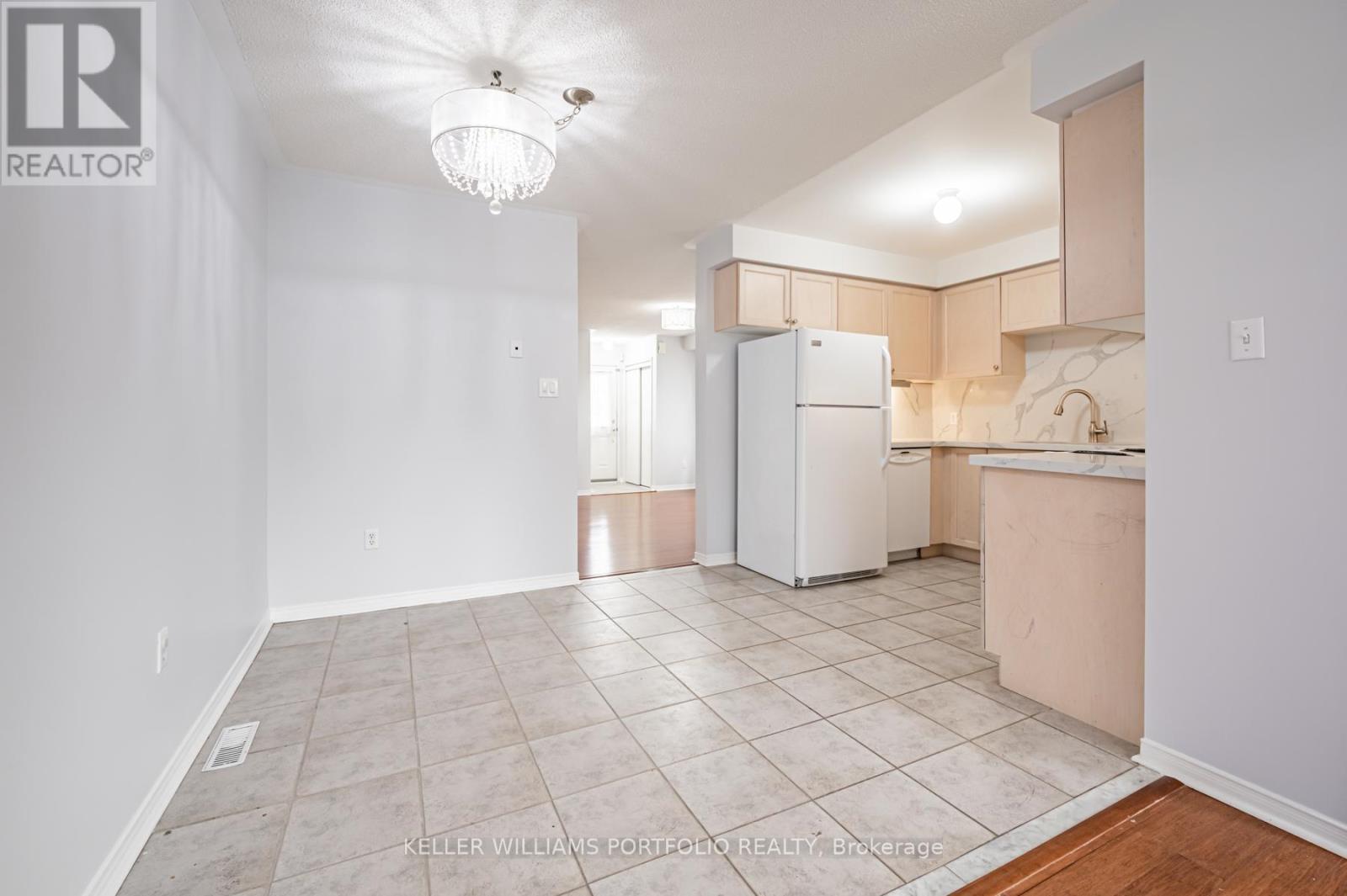 7160 Waldorf Way, Mississauga, ON - Indoor Photo Showing Kitchen