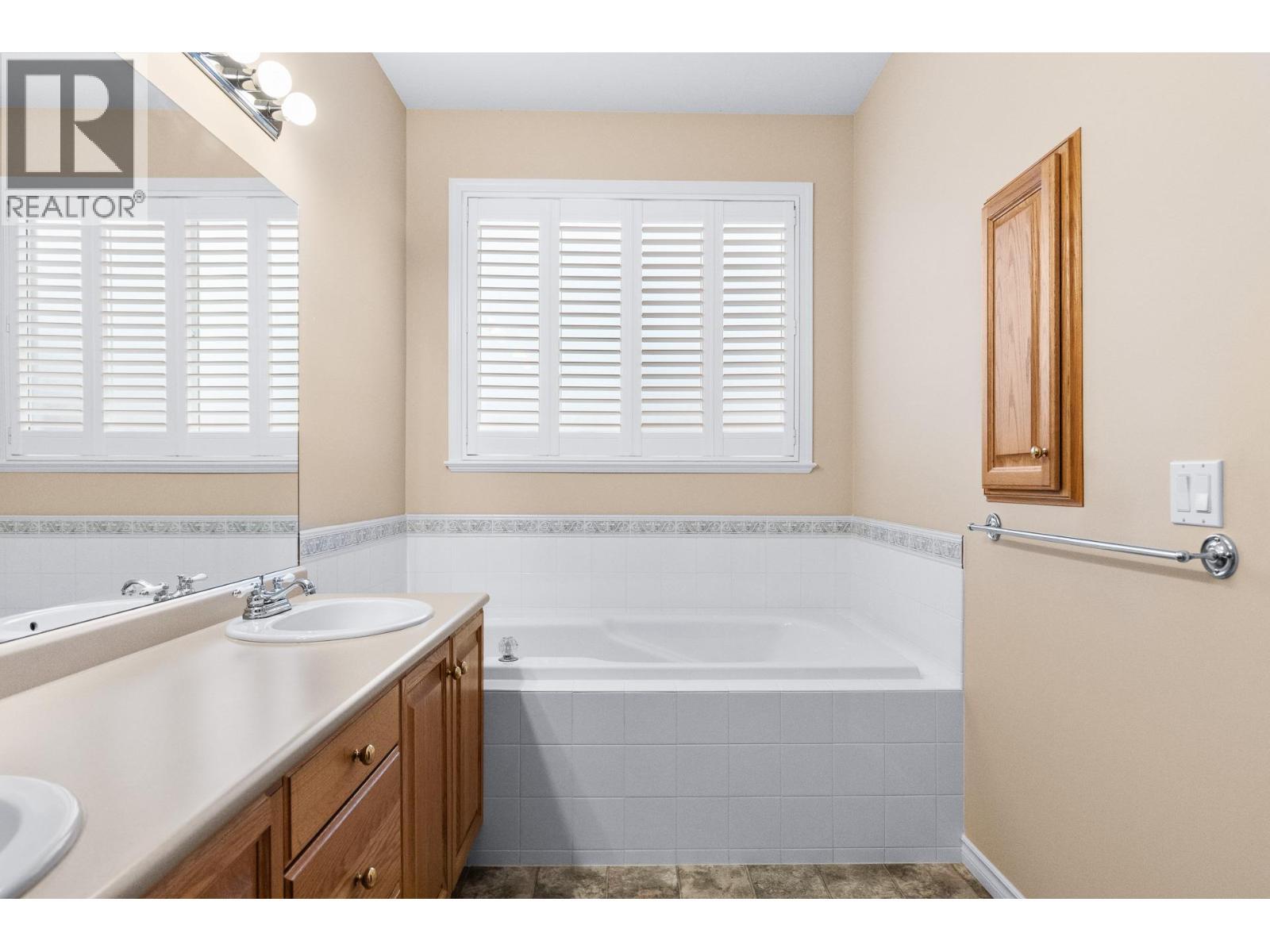 5-piece ensuite bathroom - 3360 Old Okanagan Highway Unit# 160, West Kelowna, BC - Indoor Photo Showing Bathroom