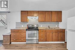 eat-in kitchen w laundry -