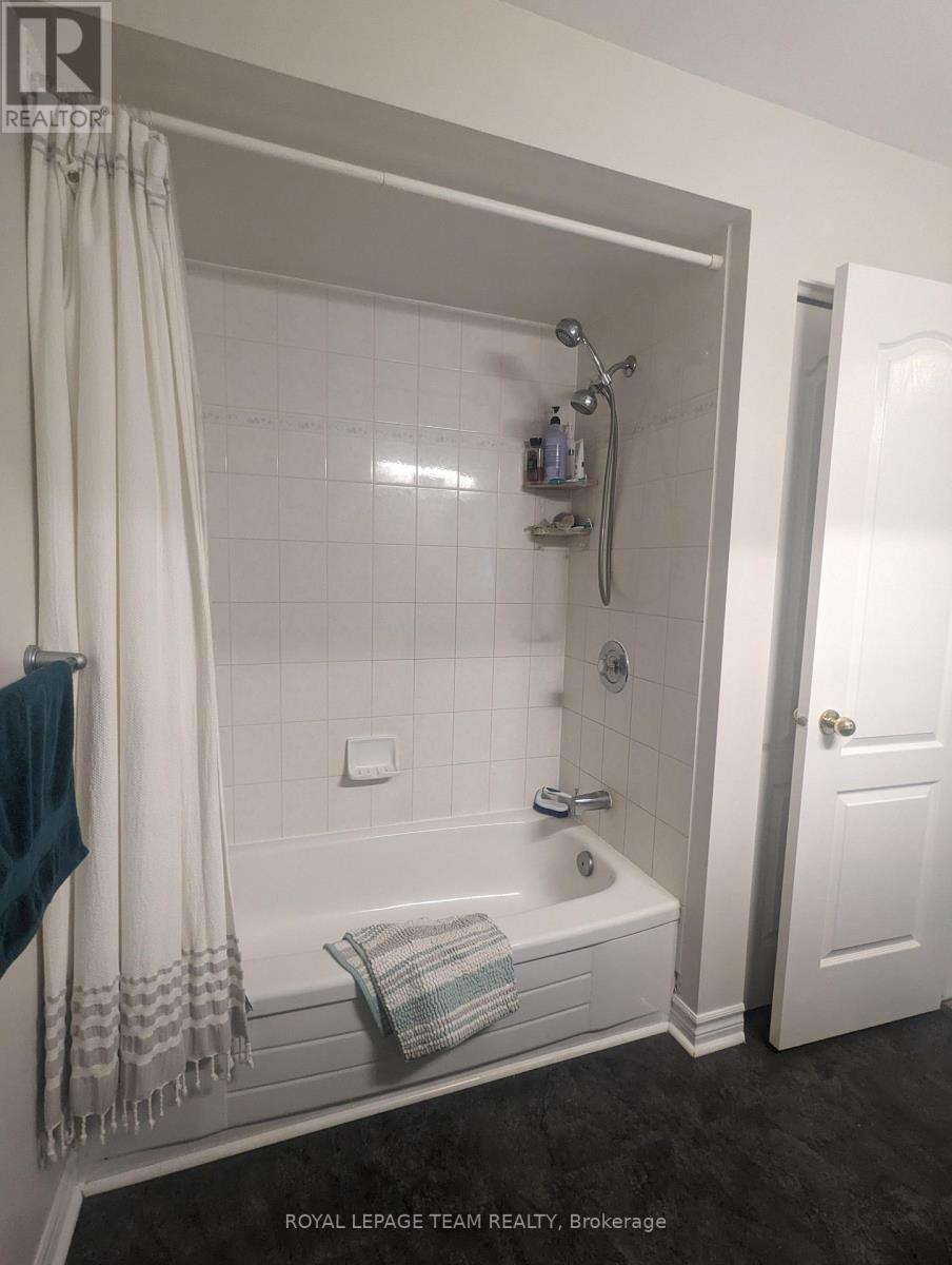 Full Bath - 17B - 6010 Red Willow Drive, Ottawa, ON - Indoor Photo Showing Bathroom