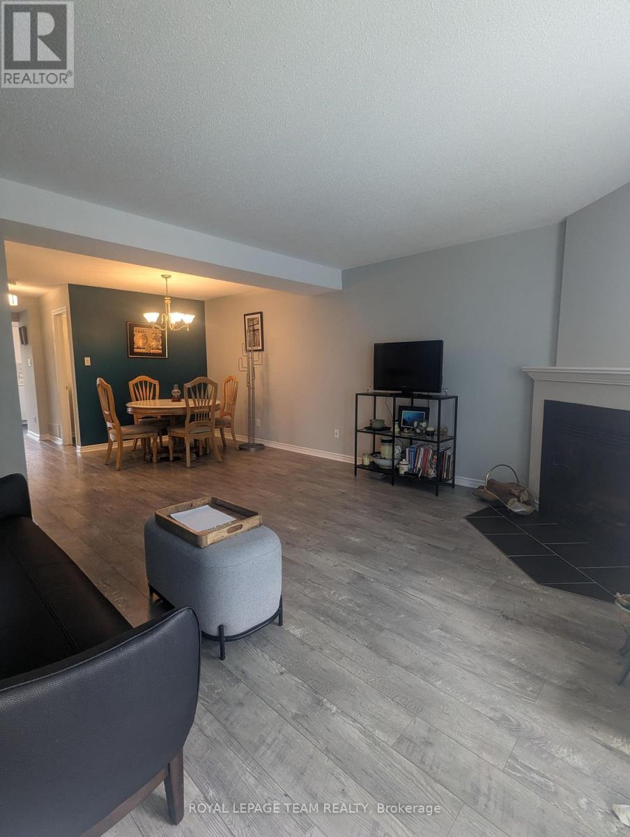 Living Room towards Dining Room - 17B - 6010 Red Willow Drive, Ottawa, ON - Indoor Photo Showing Living Room