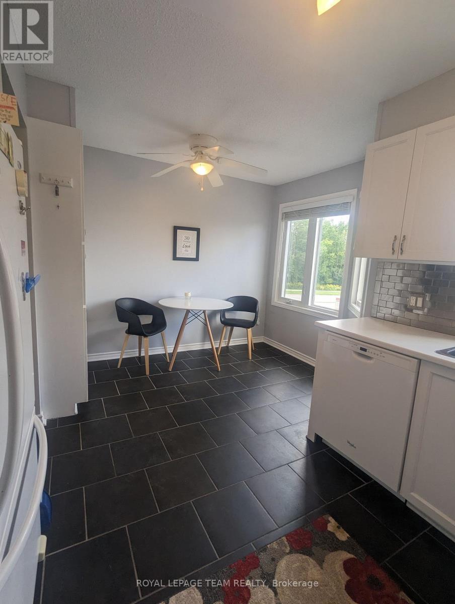 Kitchen eat in area - 17B - 6010 Red Willow Drive, Ottawa, ON - Indoor Photo Showing Kitchen