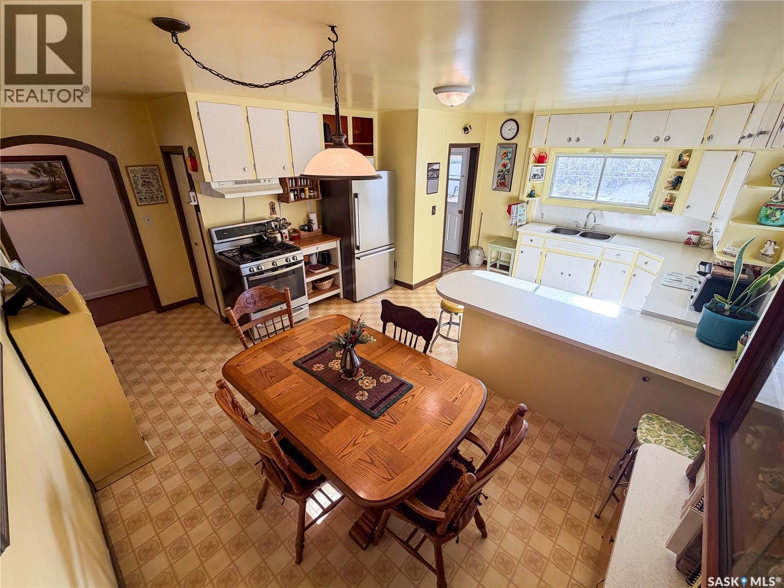 610 Railway Street, Eastend, SK - Indoor