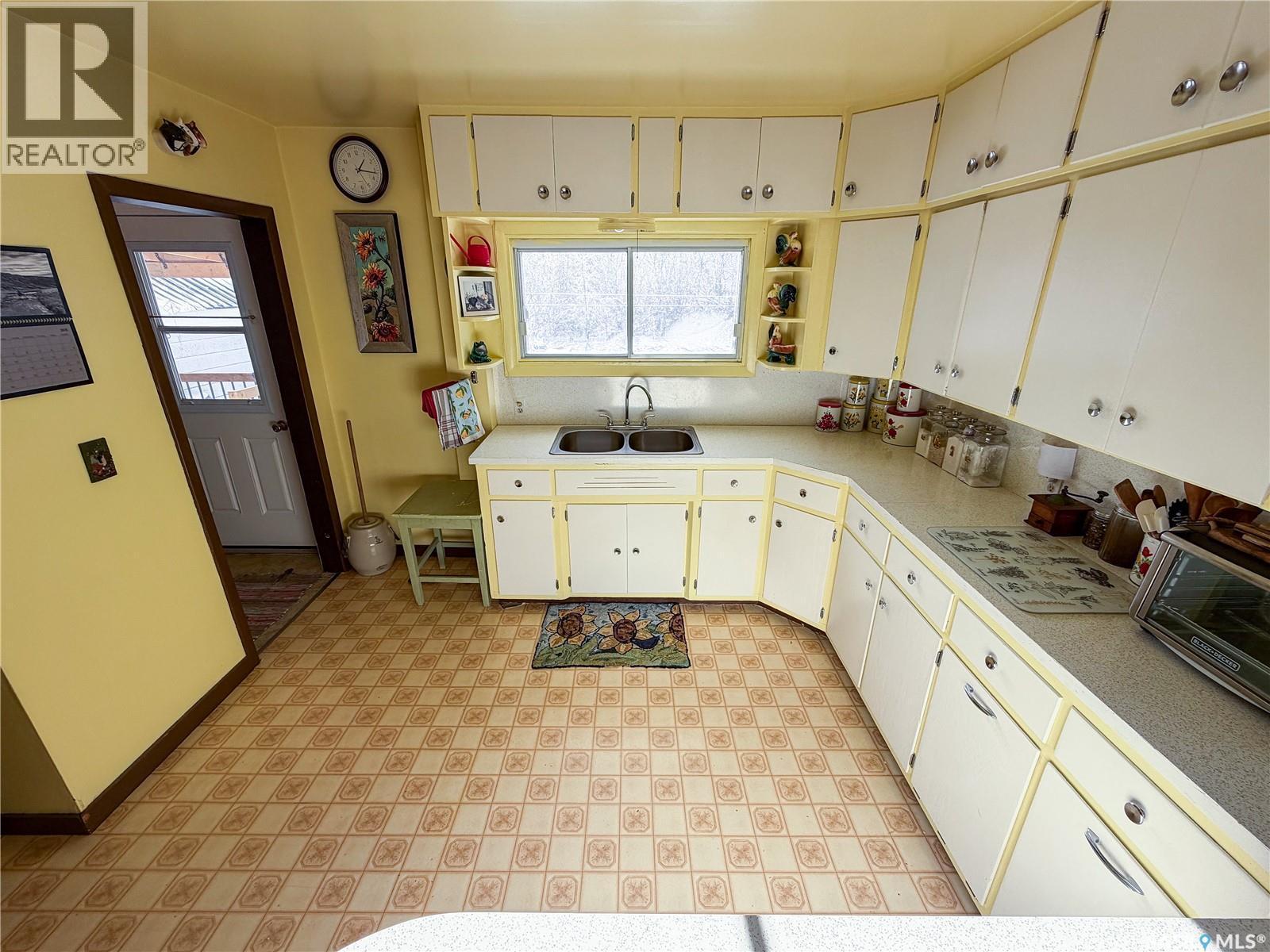 610 Railway Street, Eastend, SK - Indoor Photo Showing Kitchen With Double Sink