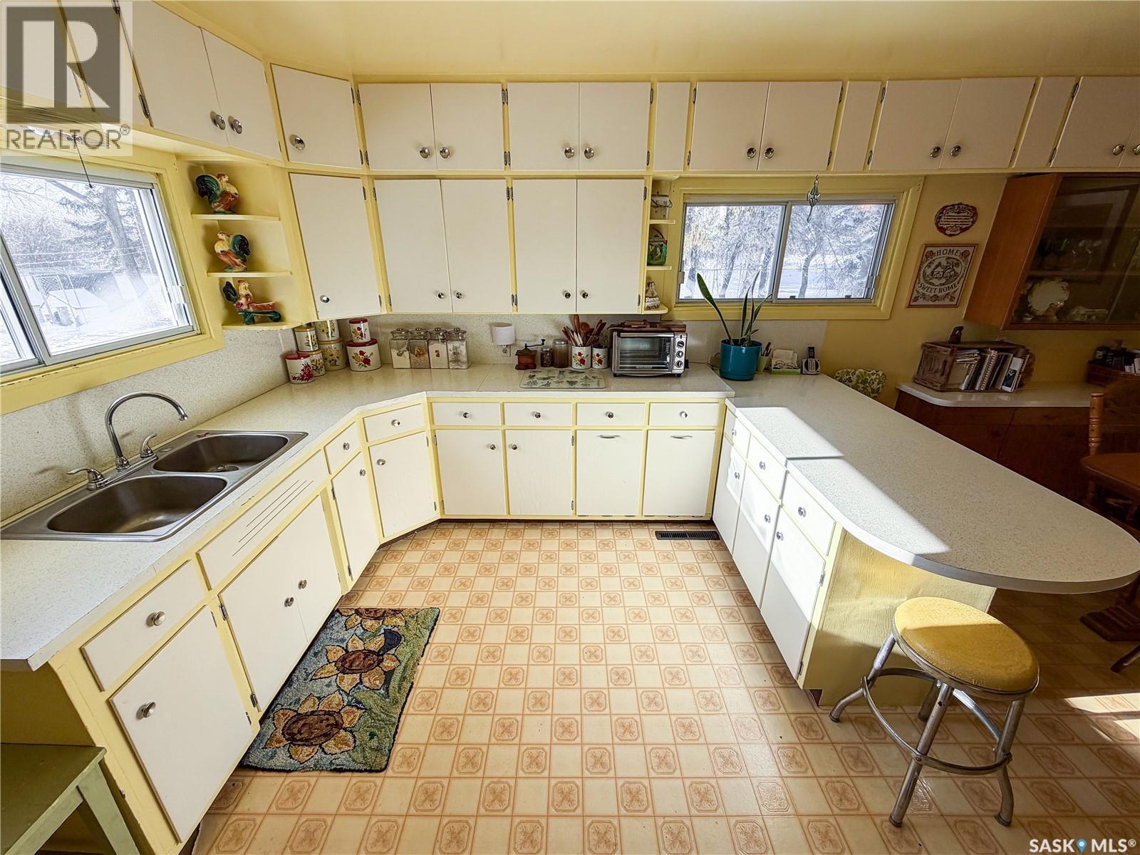610 Railway Street, Eastend, SK - Indoor Photo Showing Kitchen With Double Sink