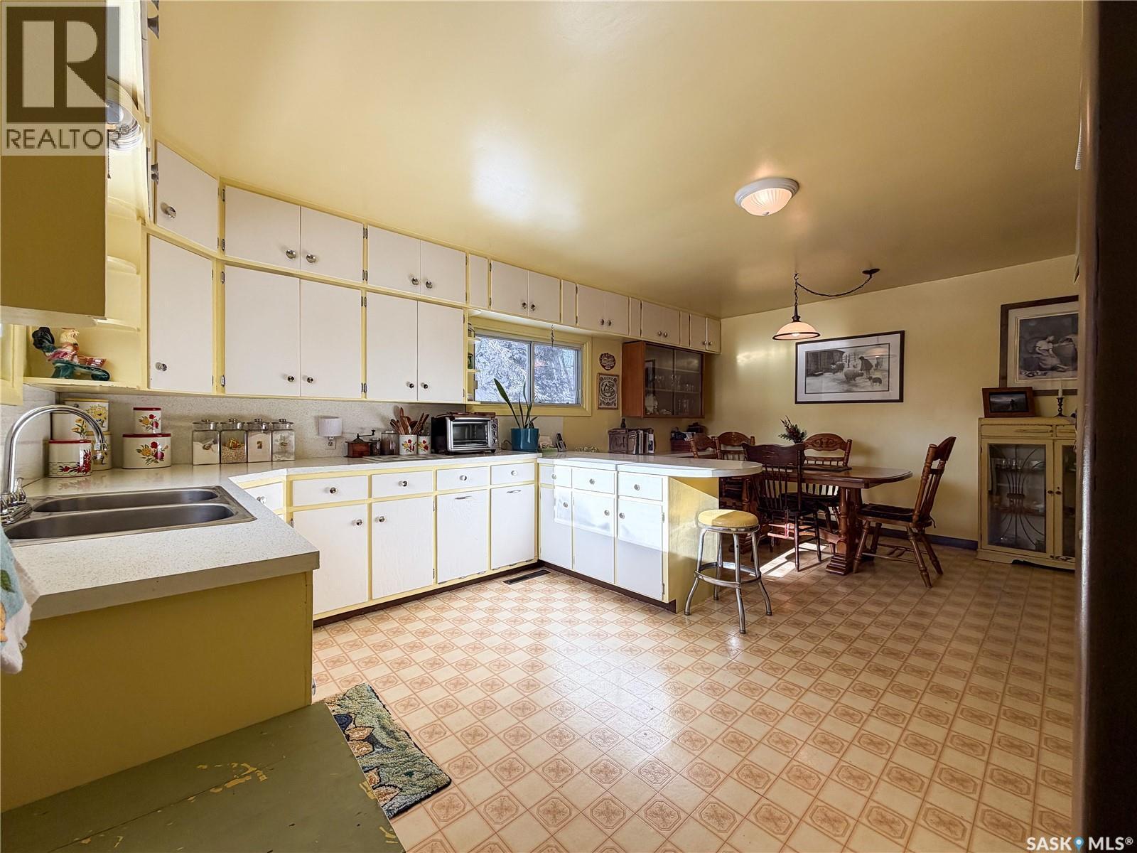 610 Railway Street, Eastend, SK - Indoor Photo Showing Kitchen With Double Sink