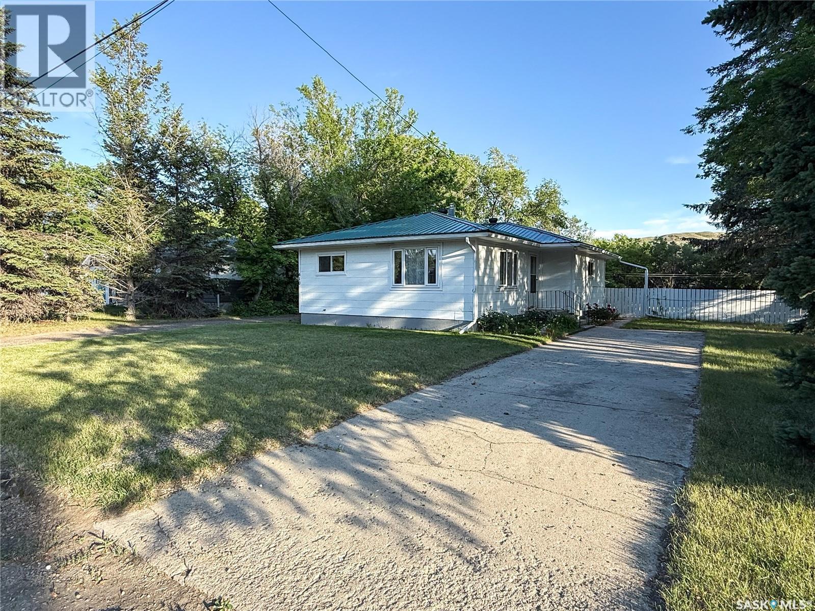 610 Railway Street, Eastend, SK - Outdoor