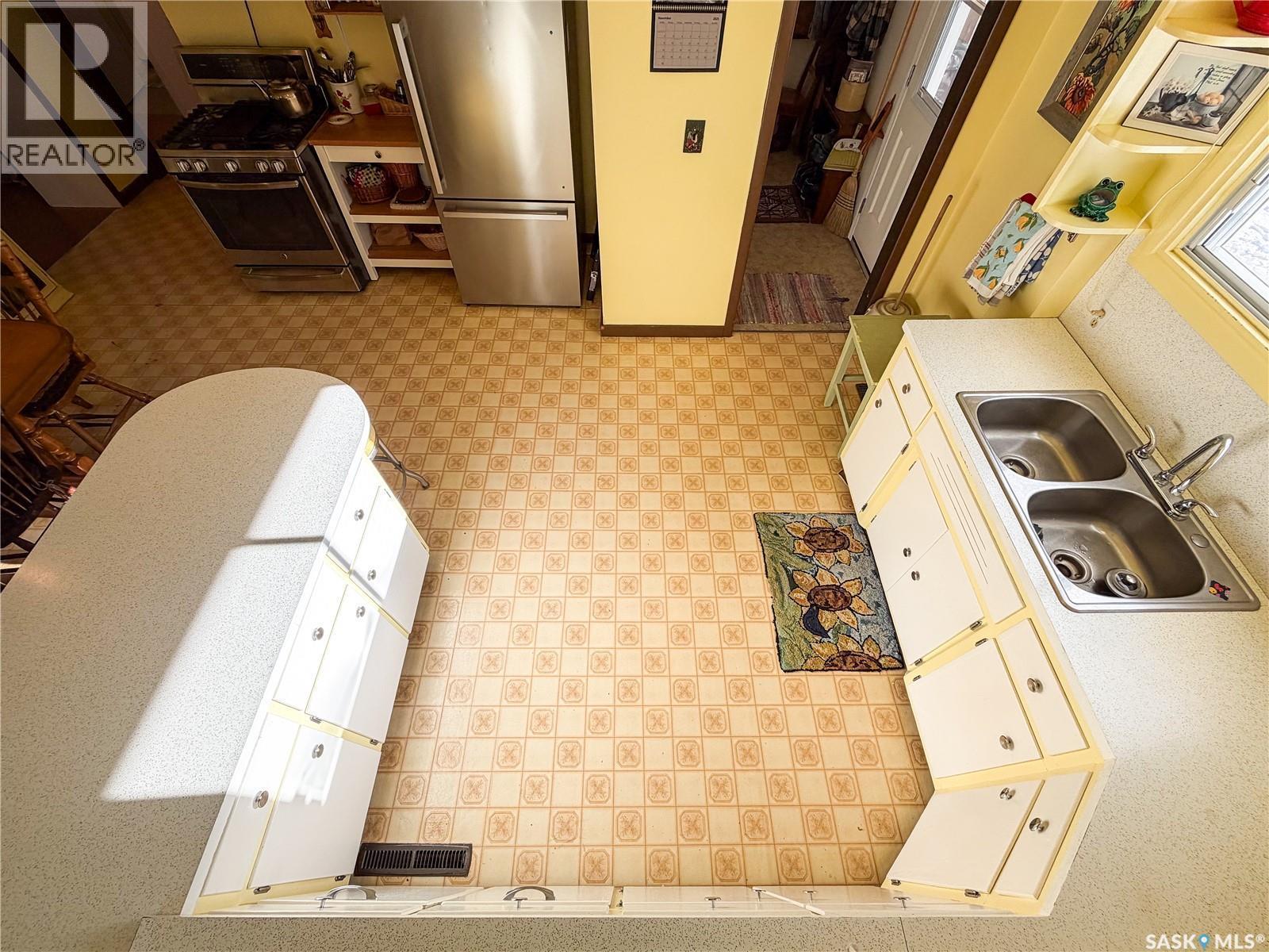 610 Railway Street, Eastend, SK - Indoor