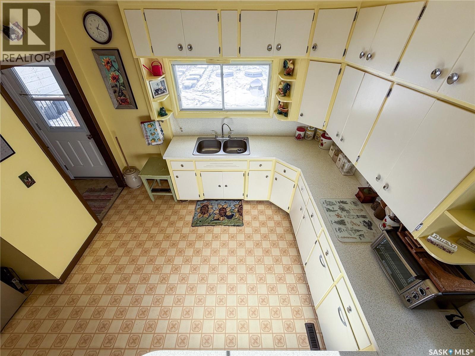 610 Railway Street, Eastend, SK - Indoor