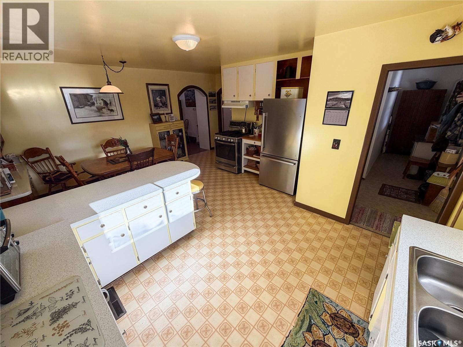 610 Railway Street, Eastend, SK - Indoor