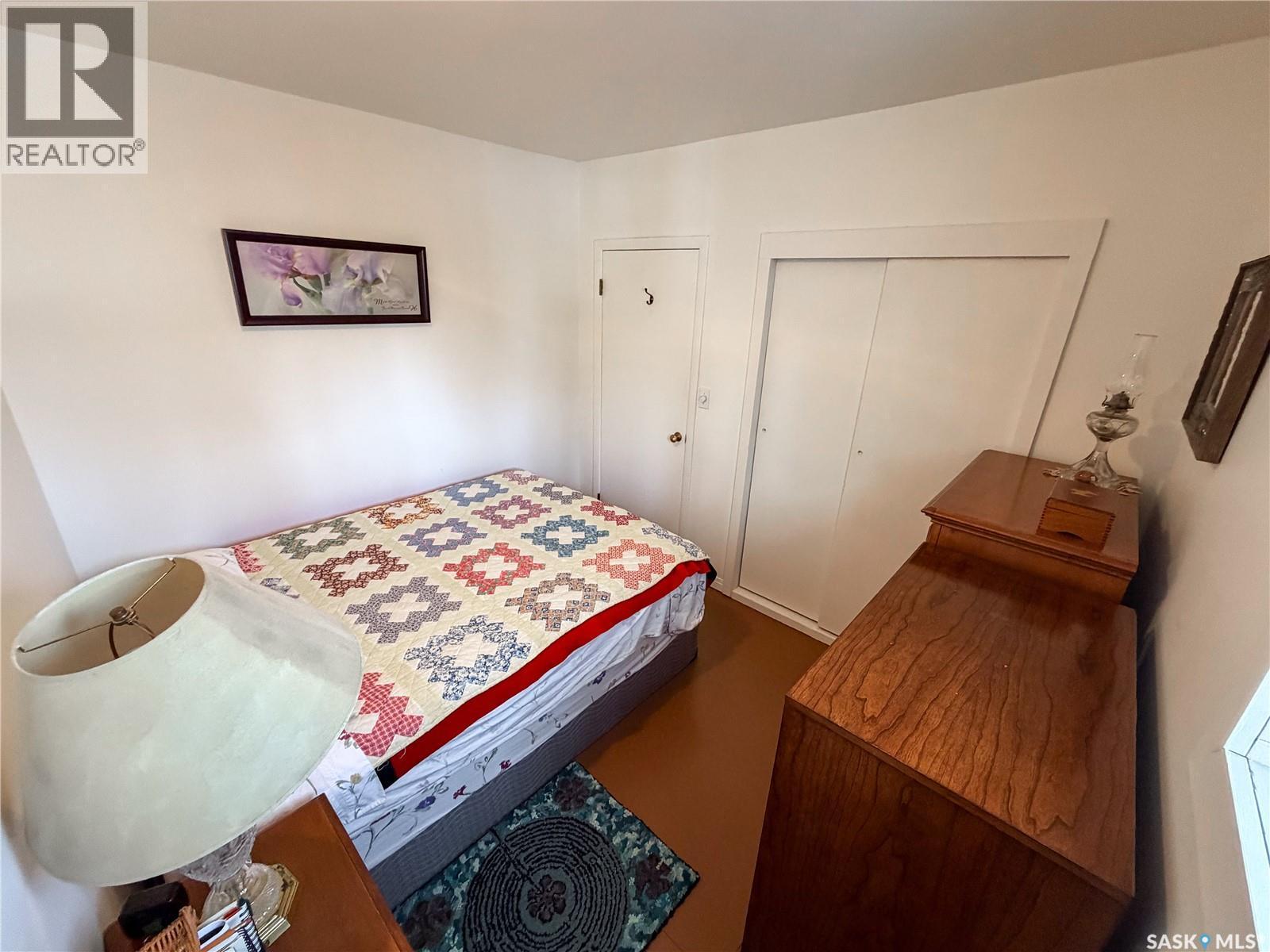 610 Railway Street, Eastend, SK - Indoor