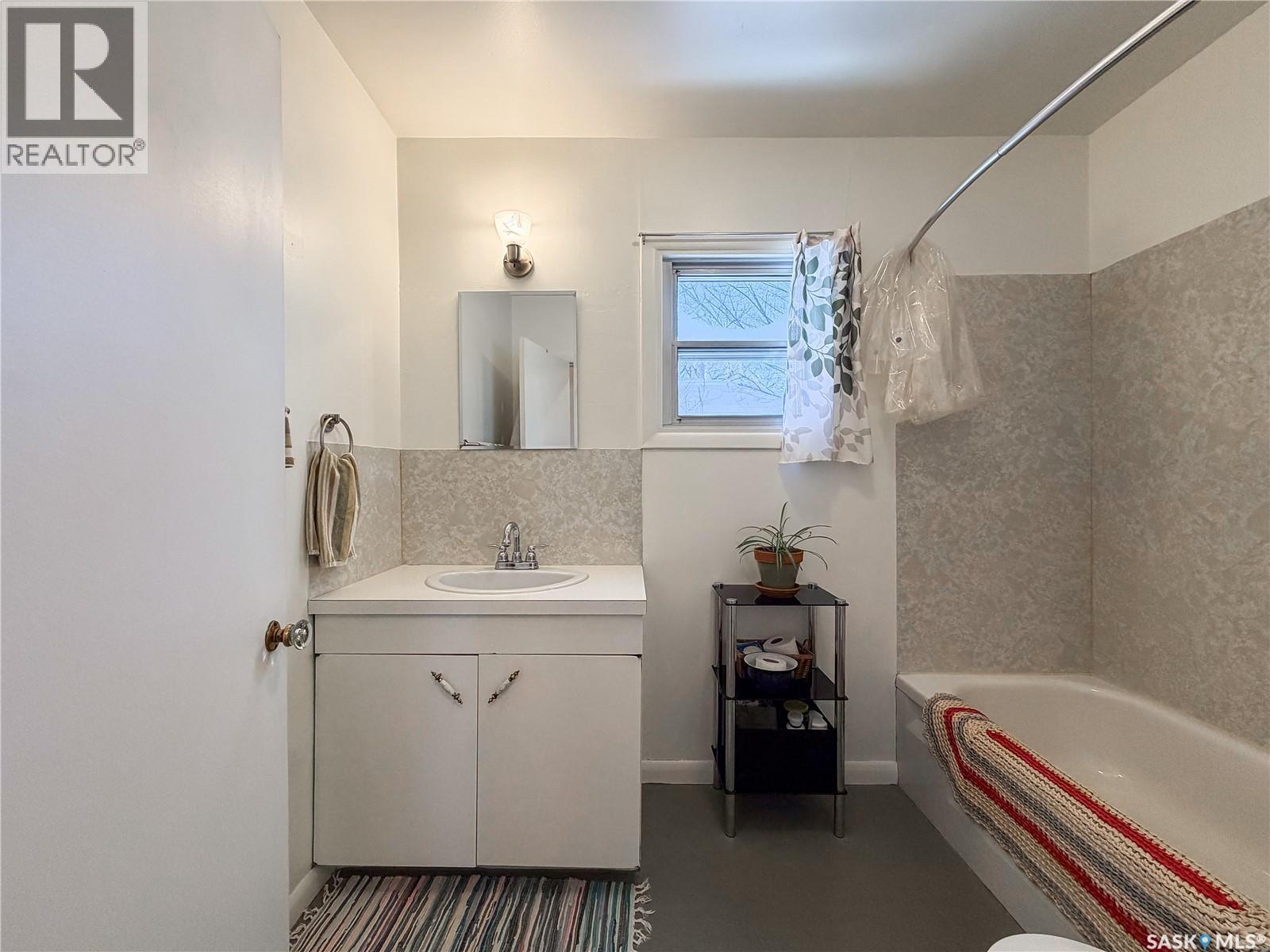 610 Railway Street, Eastend, SK - Indoor Photo Showing Bathroom